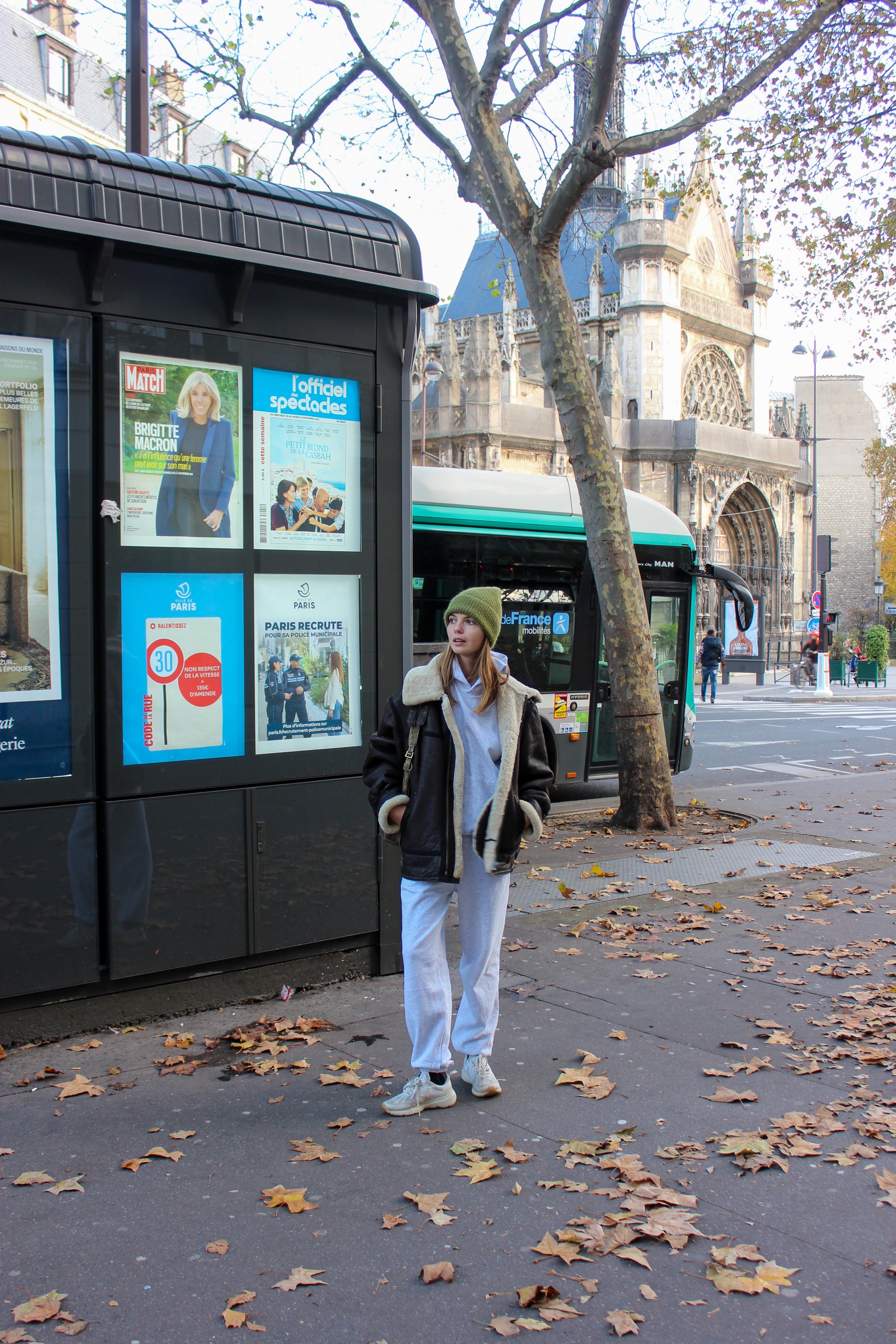 Lova är 176 cm lång och använder storlek XS. 