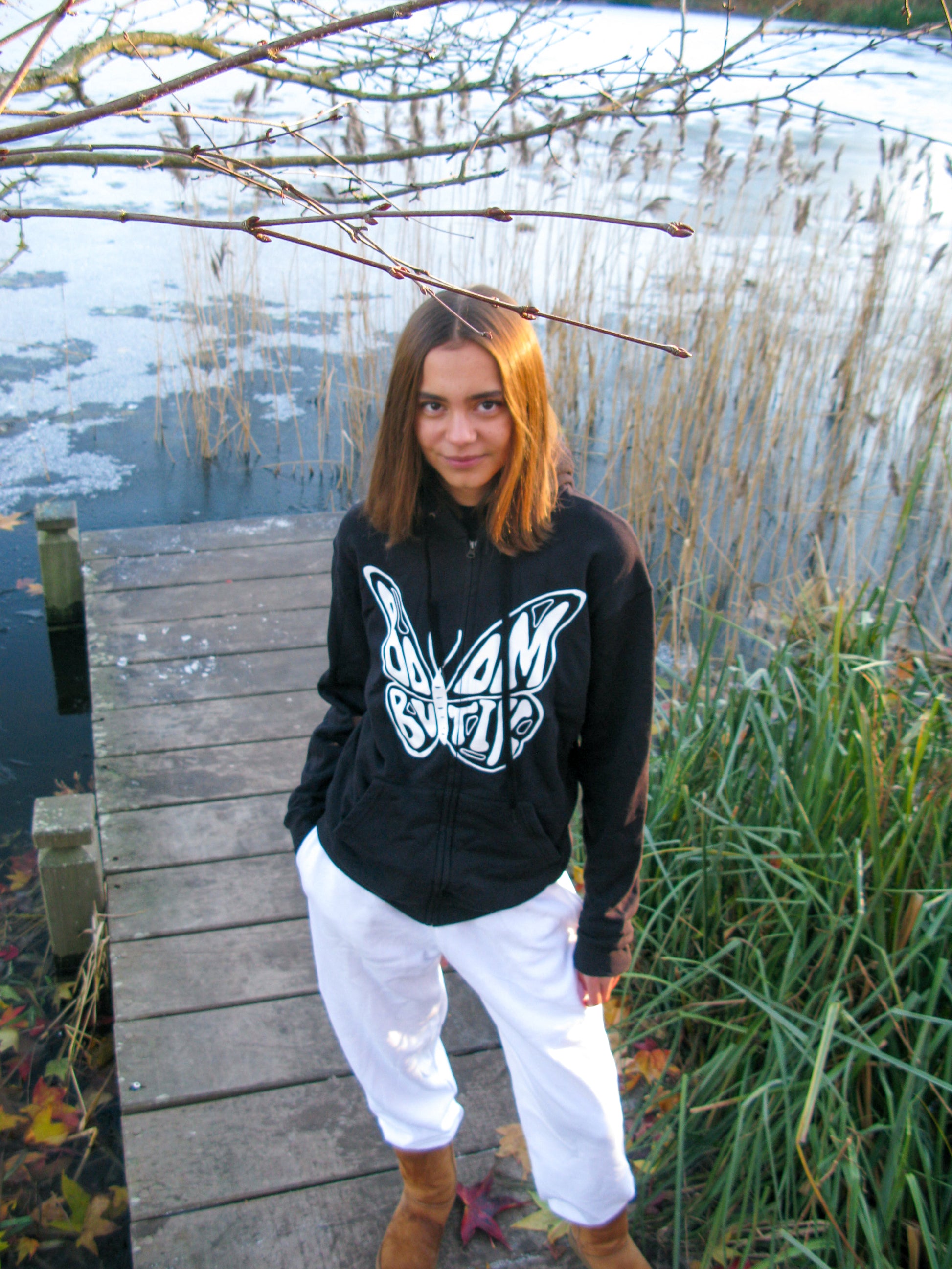 Sarah är 178 cm lång och använder storlek L. 