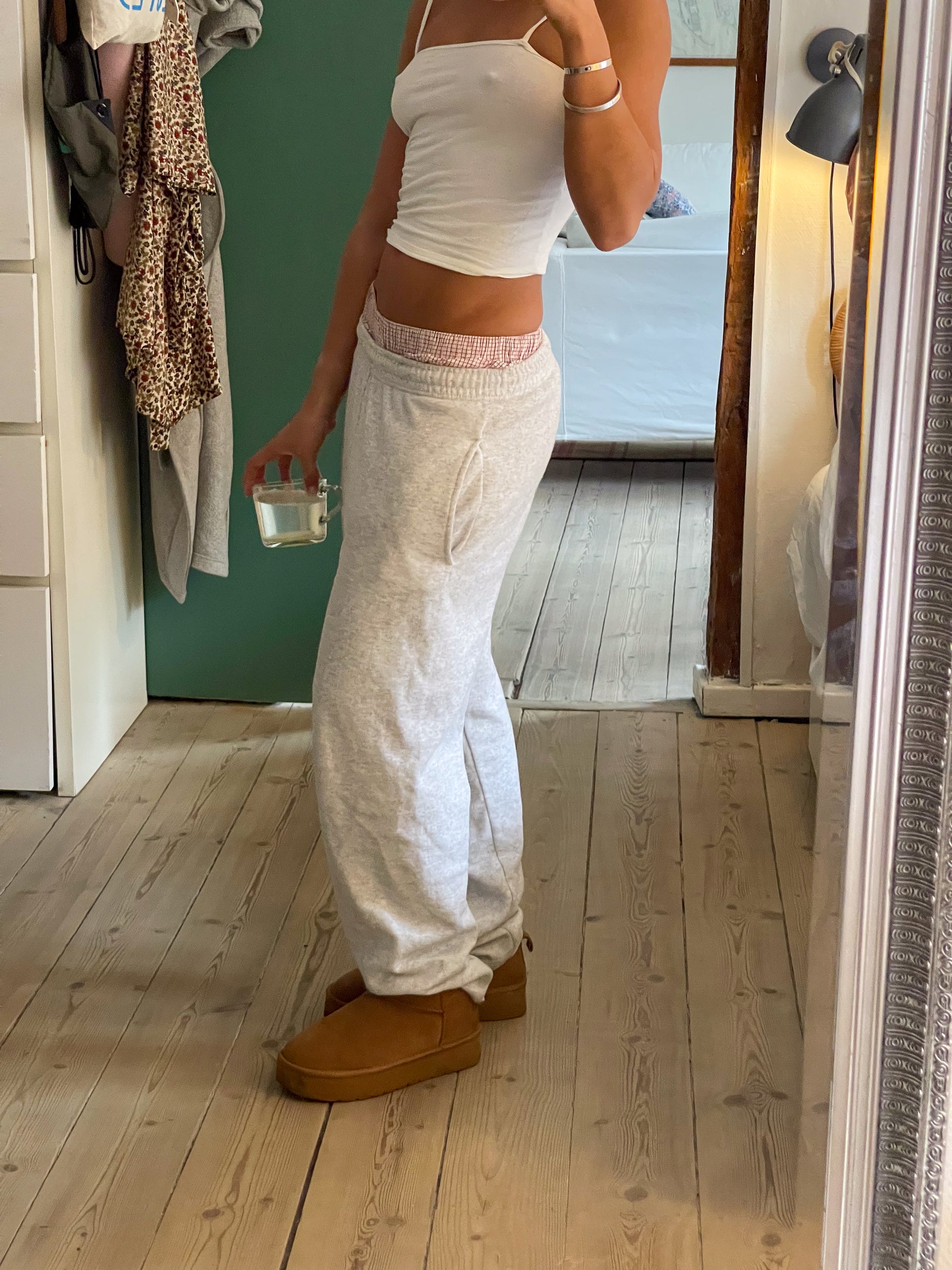 Sofie är 165 cm lång och använder storlek XL.