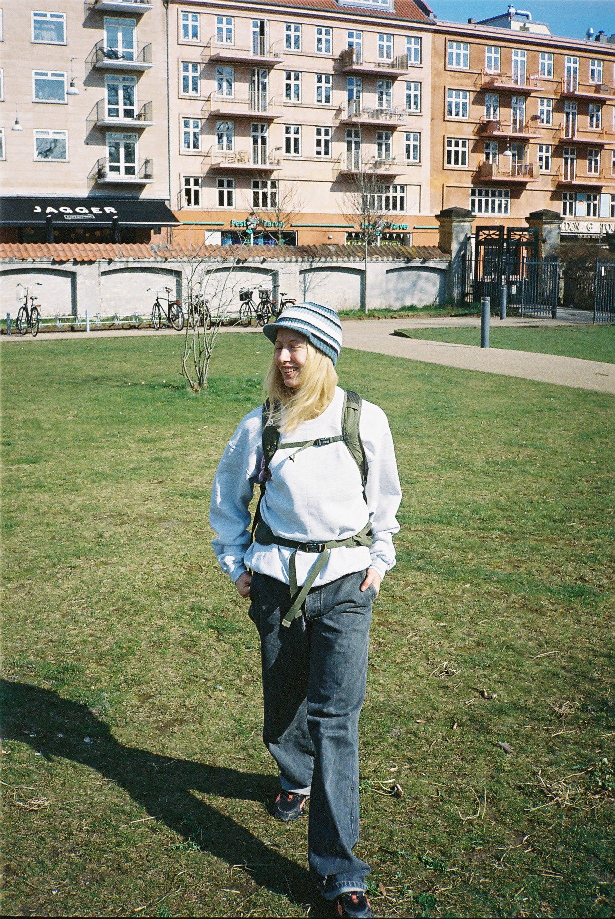 Astrid är 178 cm lång och använder storlek M.