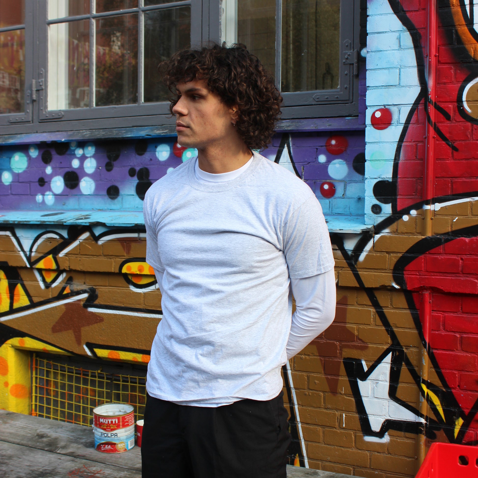 Milton är 189 cm lång och använder storlek L.