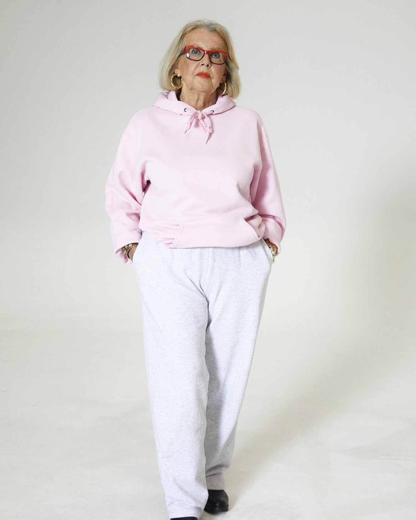 Violetta är 163 cm lång och använder storlek M.