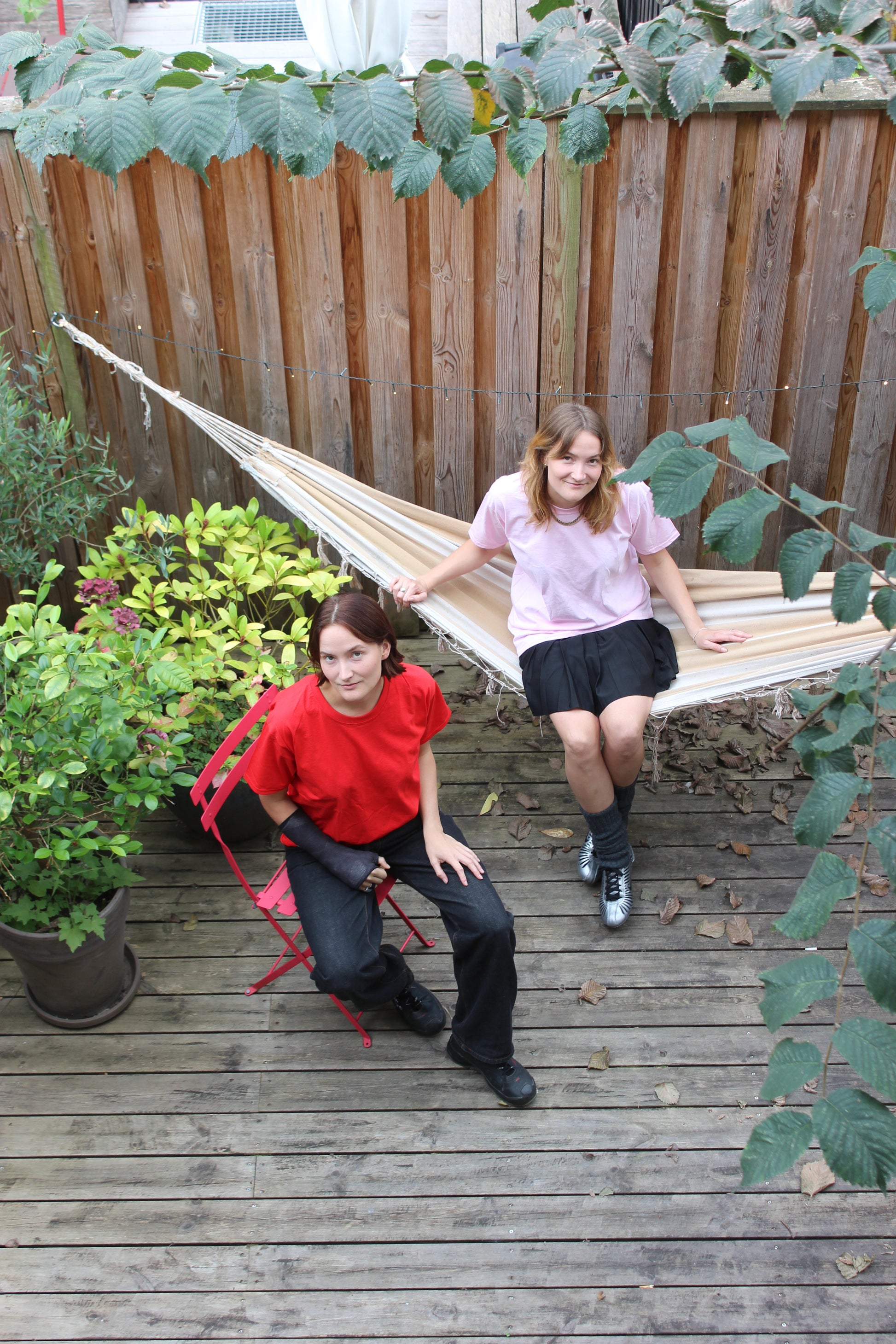 Anine är 176 cm lång och använder storlek L.