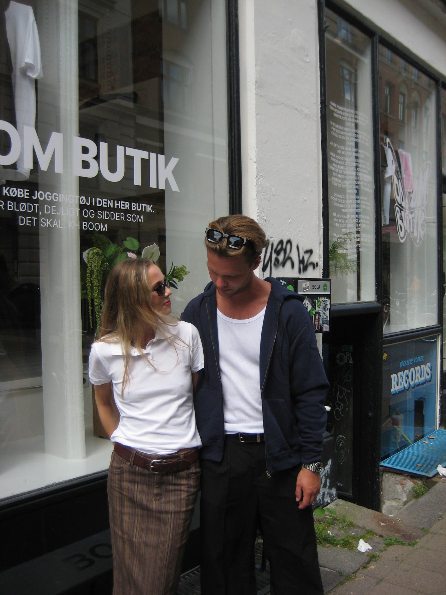 Mille är 160 cm lång och bär storlek S. | vit