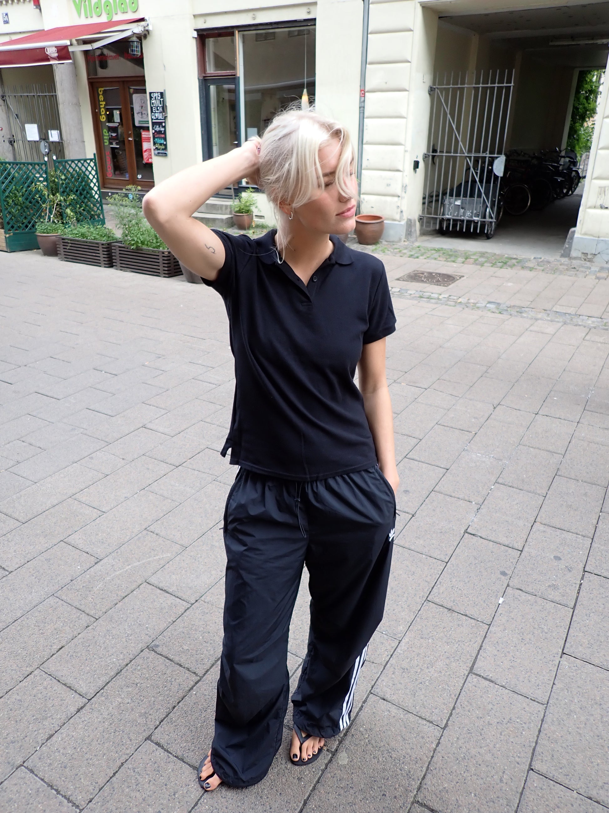 Sofie är 170 cm lång och bär storlek S. | svart