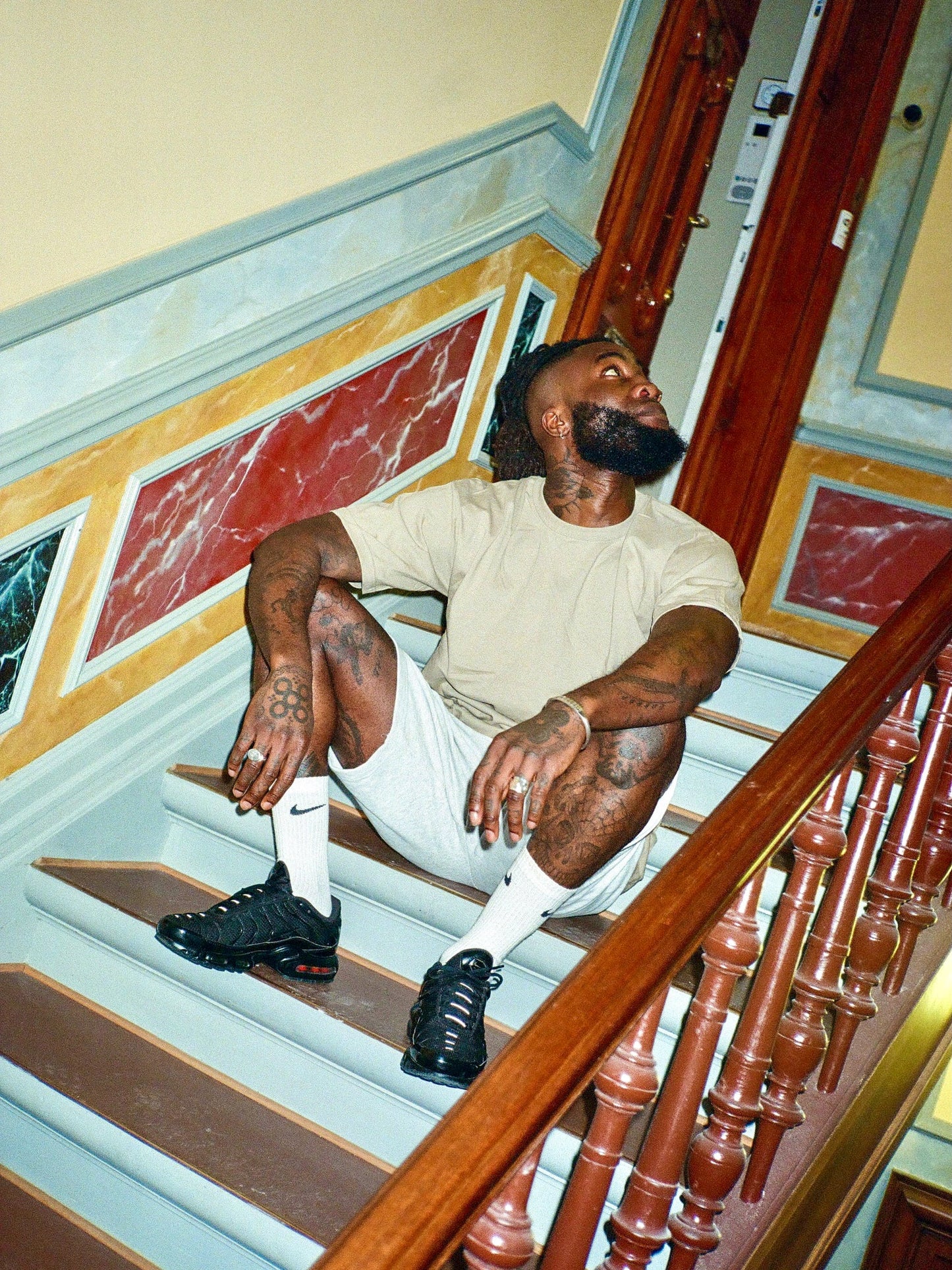 Collins är 176 cm lång och bär storlek L. | grå