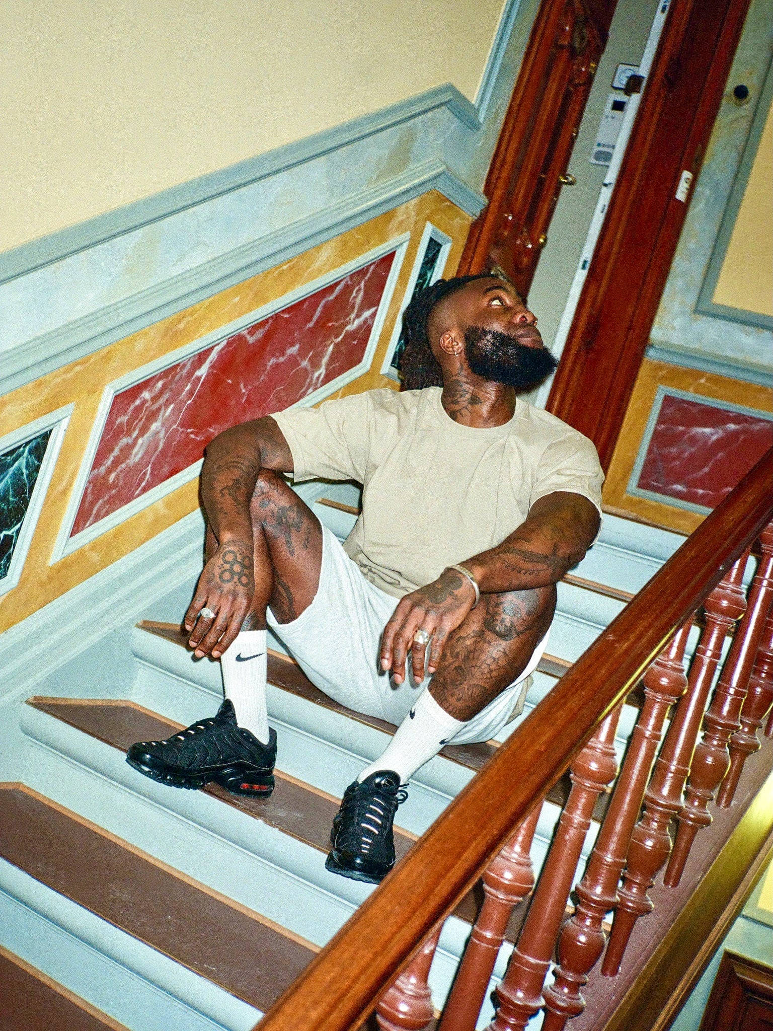 Collins är 176 cm lång och bär storlek L. | grå