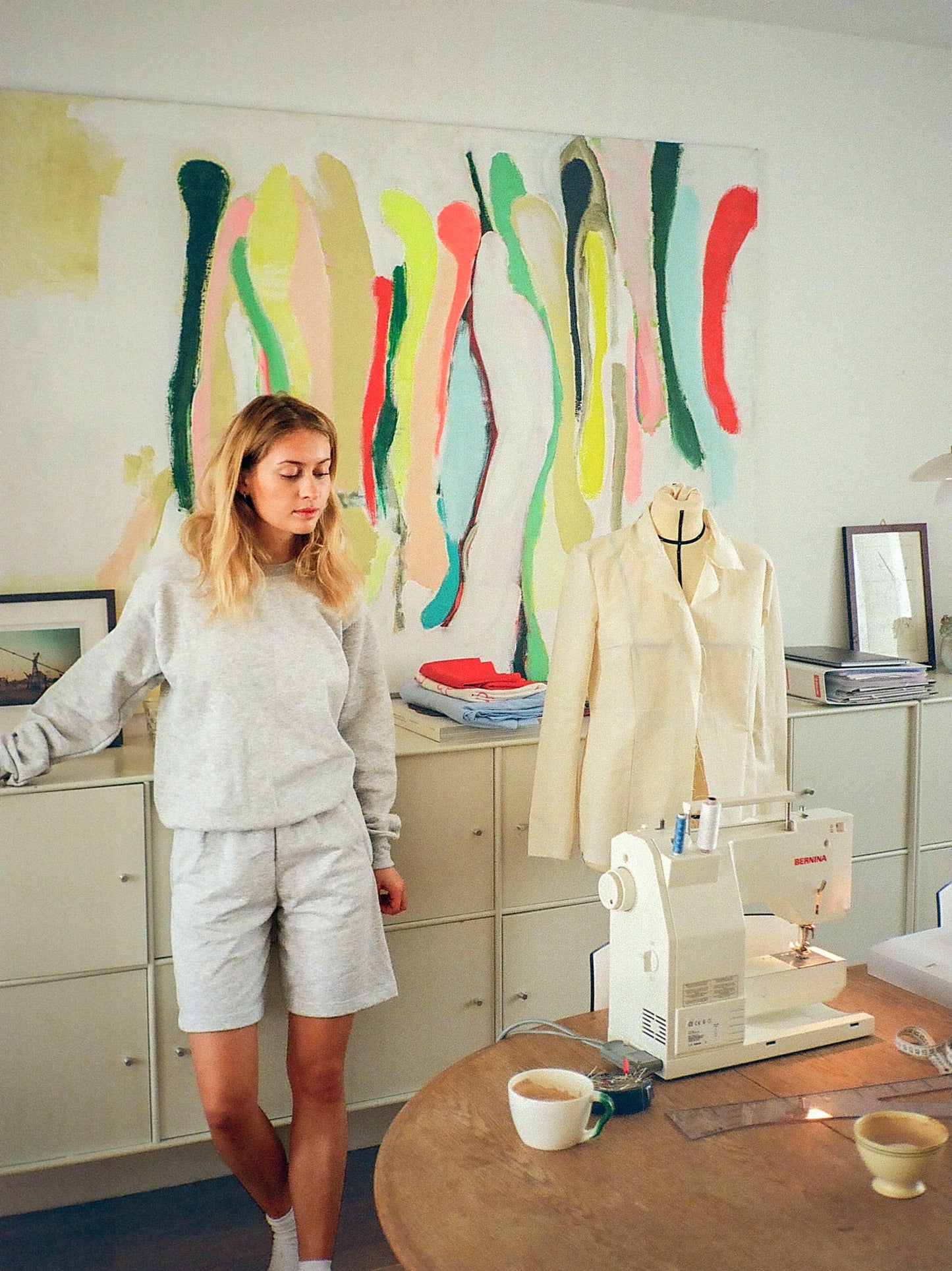 Thit är 170 cm lång och bär storlek S. | grå