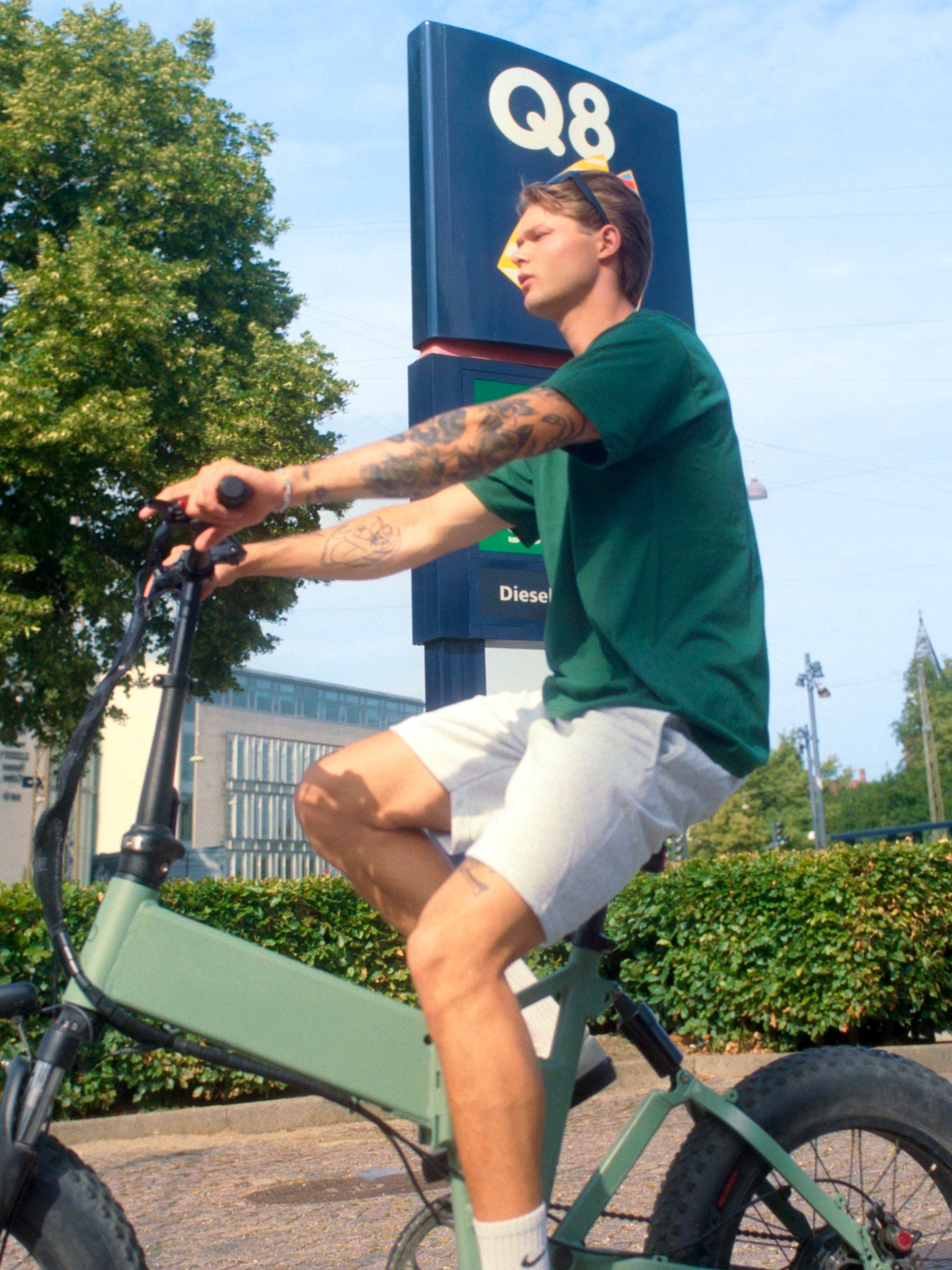 Svend är 184 cm lång och bär storlek L. | grå