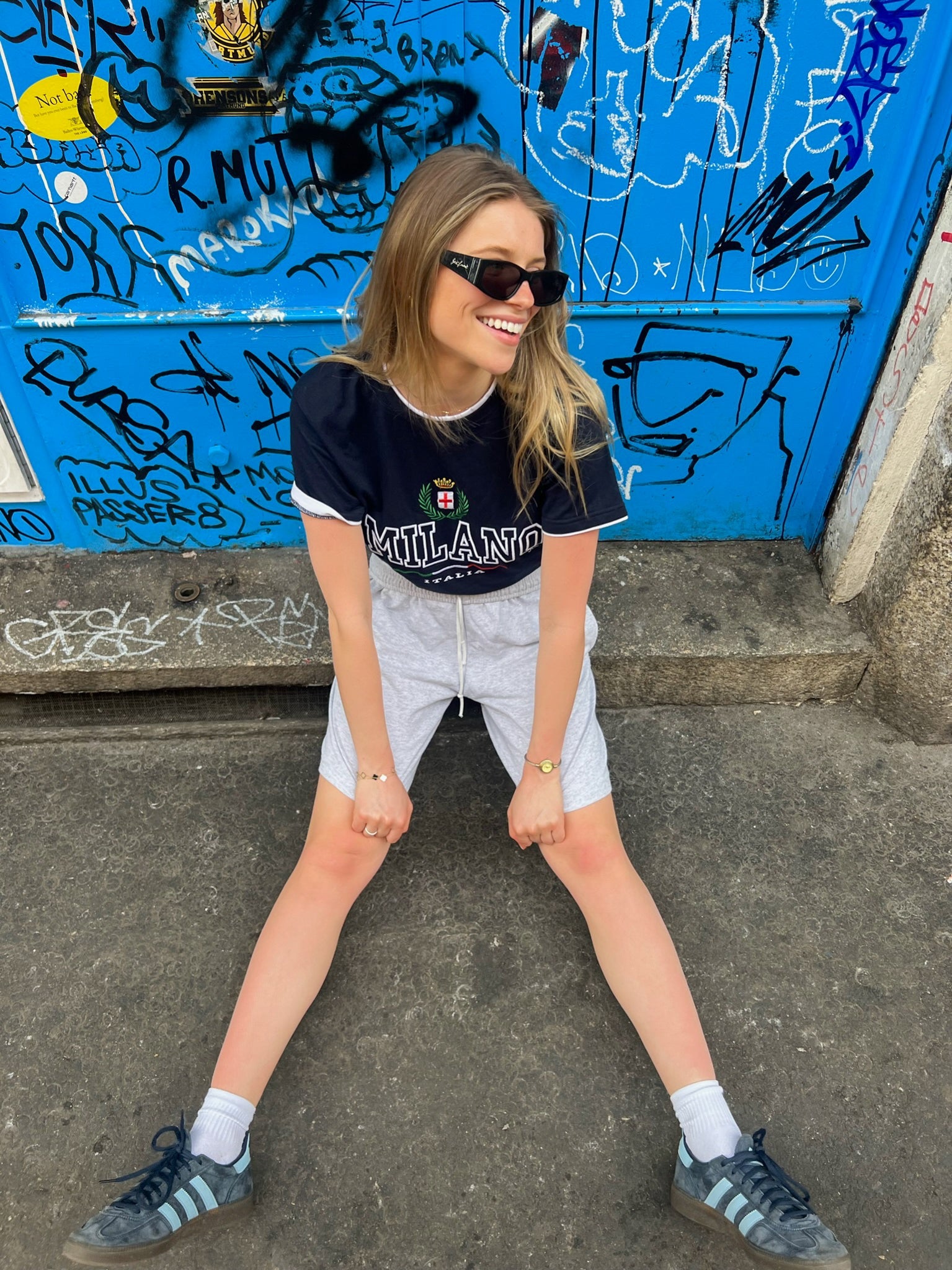 Isa är 176 cm lång och bär storlek S. | grå