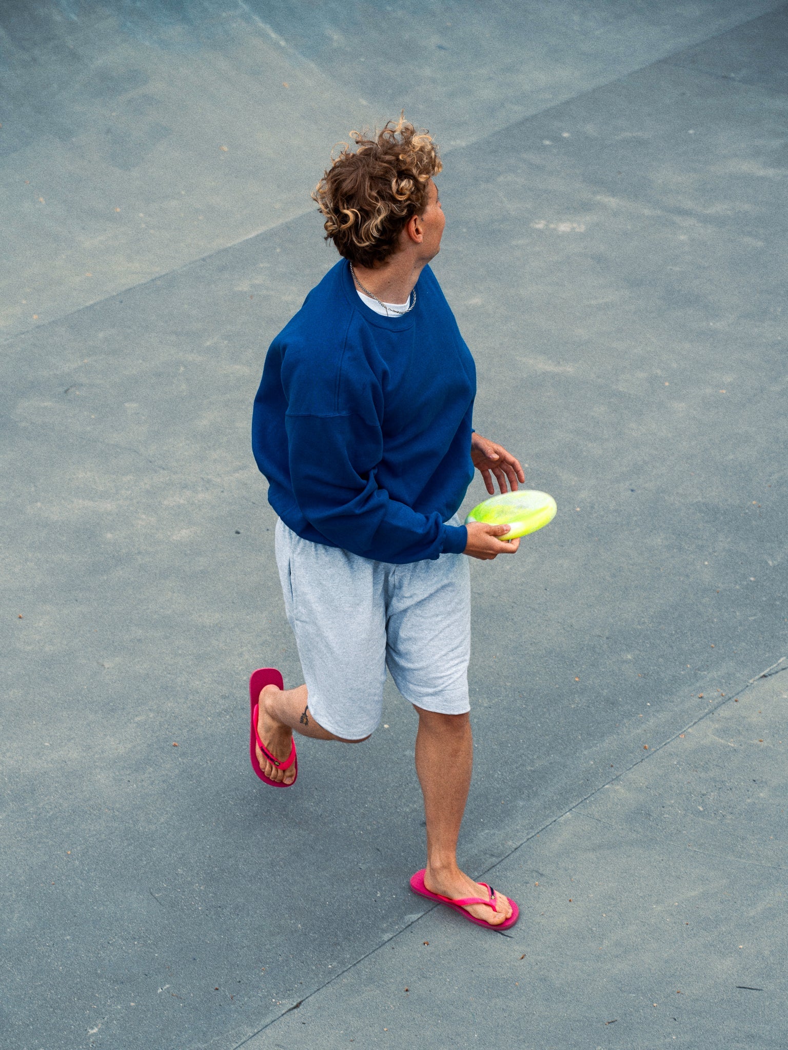Thomas är 180 cm lång och bär storlek L. | grå