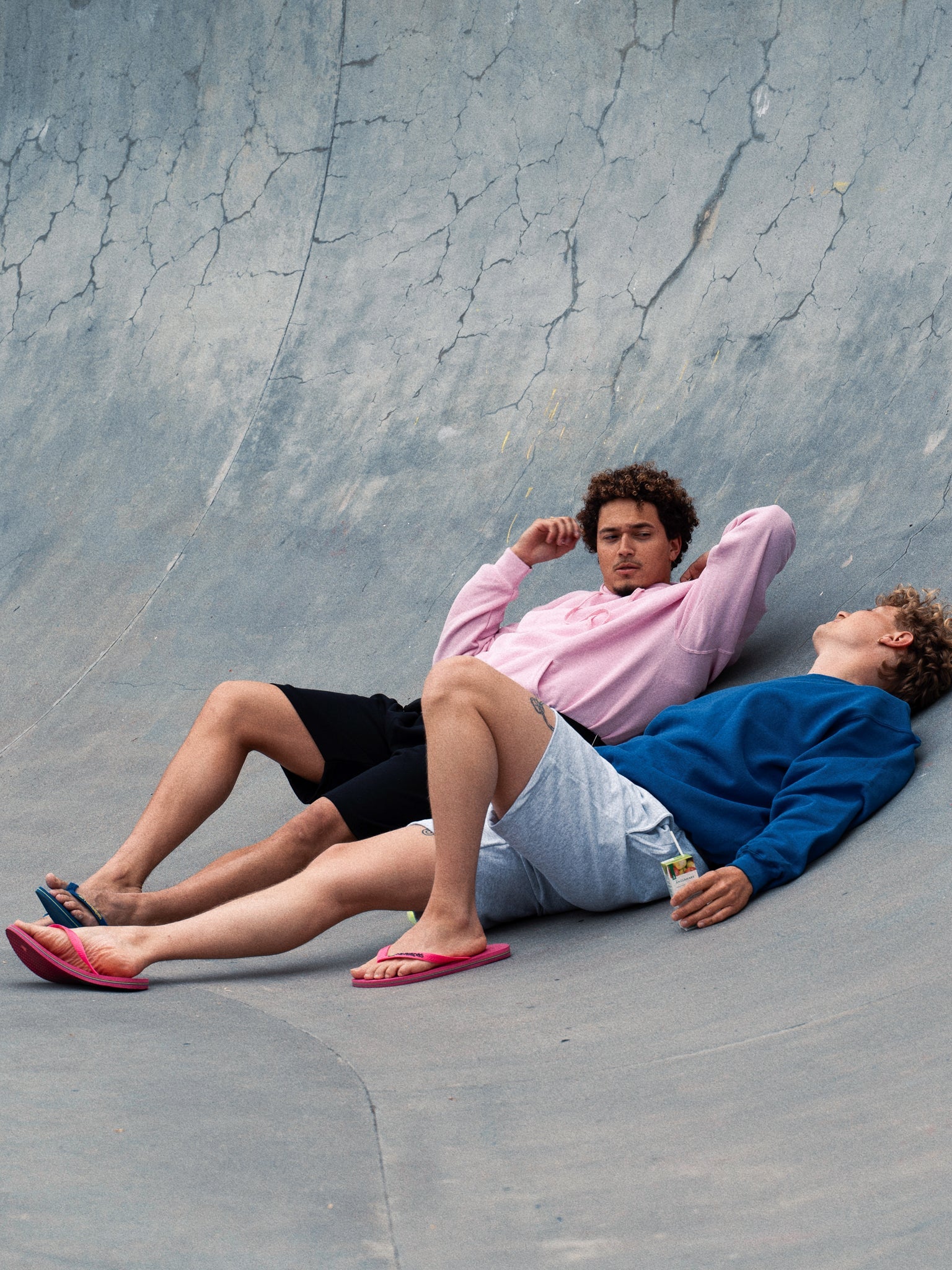 Thomas är 180 cm lång och bär storlek L. | grå