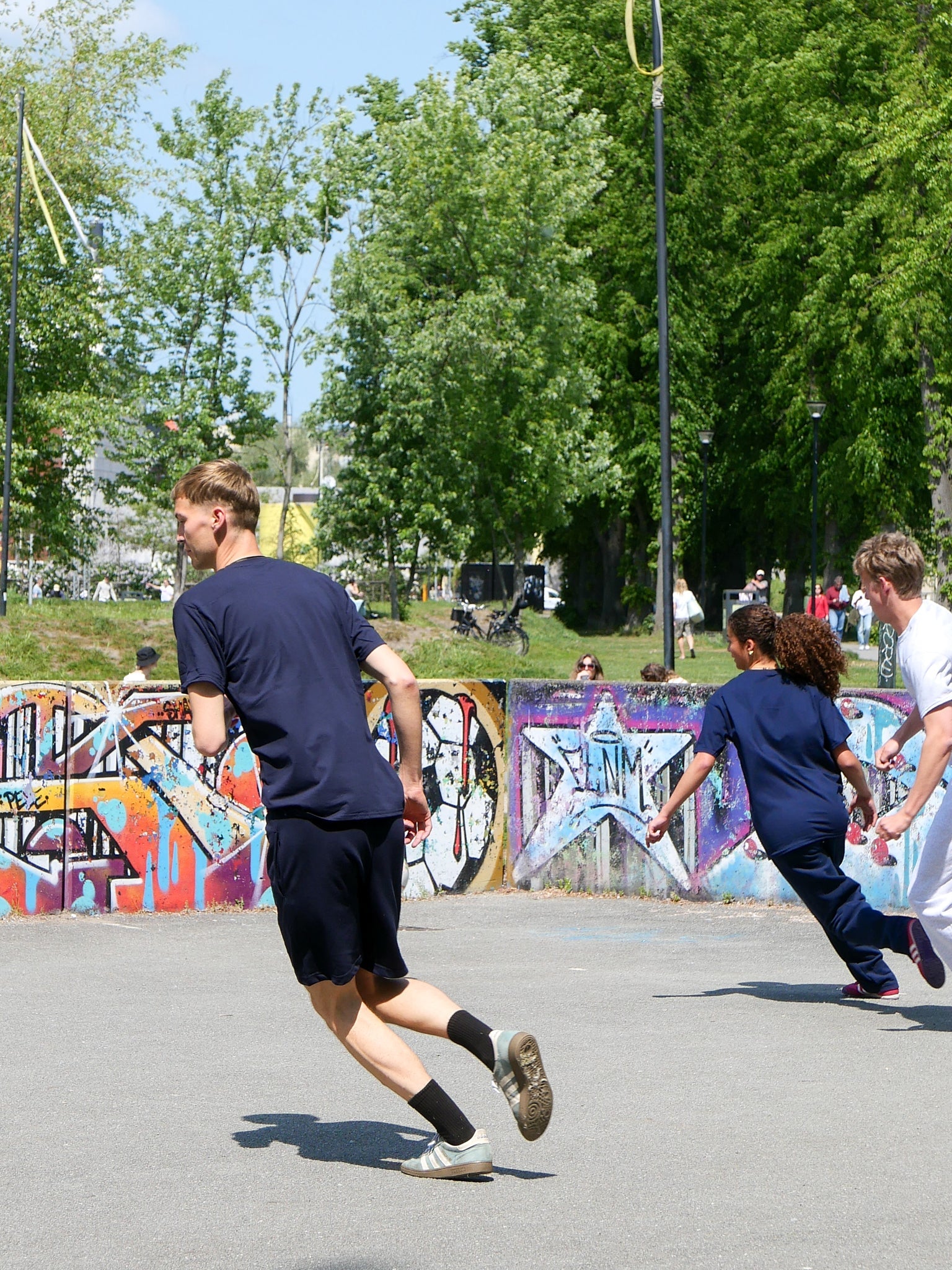 Viggo är 195 cm lång och bär storlek L. | mörkblå