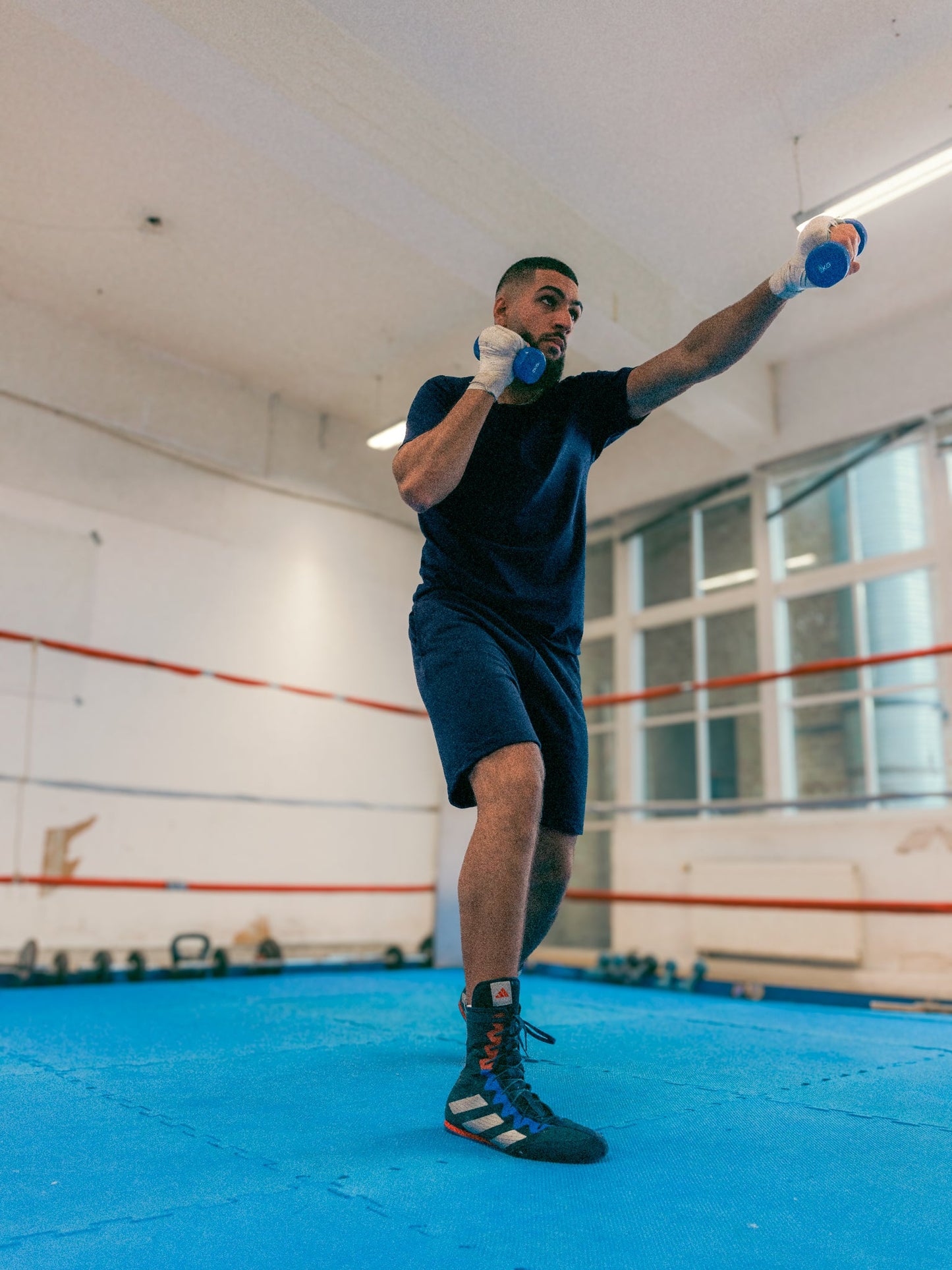 Hamza är 193 cm lång och bär storlek L. | mörkblå