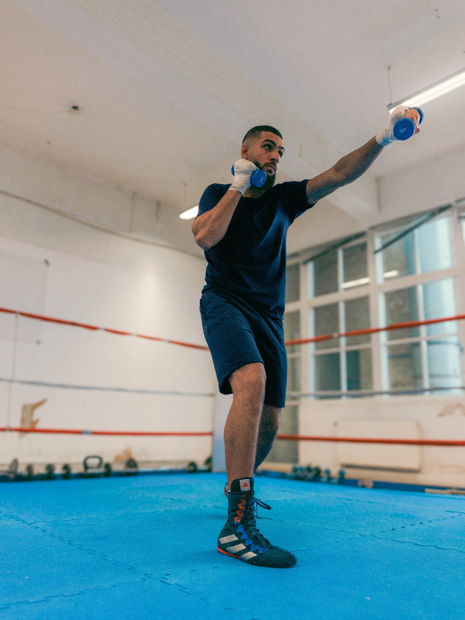 Hamza är 193 cm lång och bär storlek L. | mörkblå
