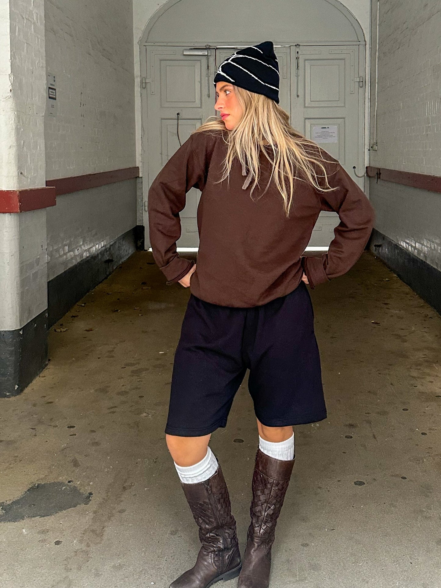 Erica är 167 cm lång och bär storlek M. | svart