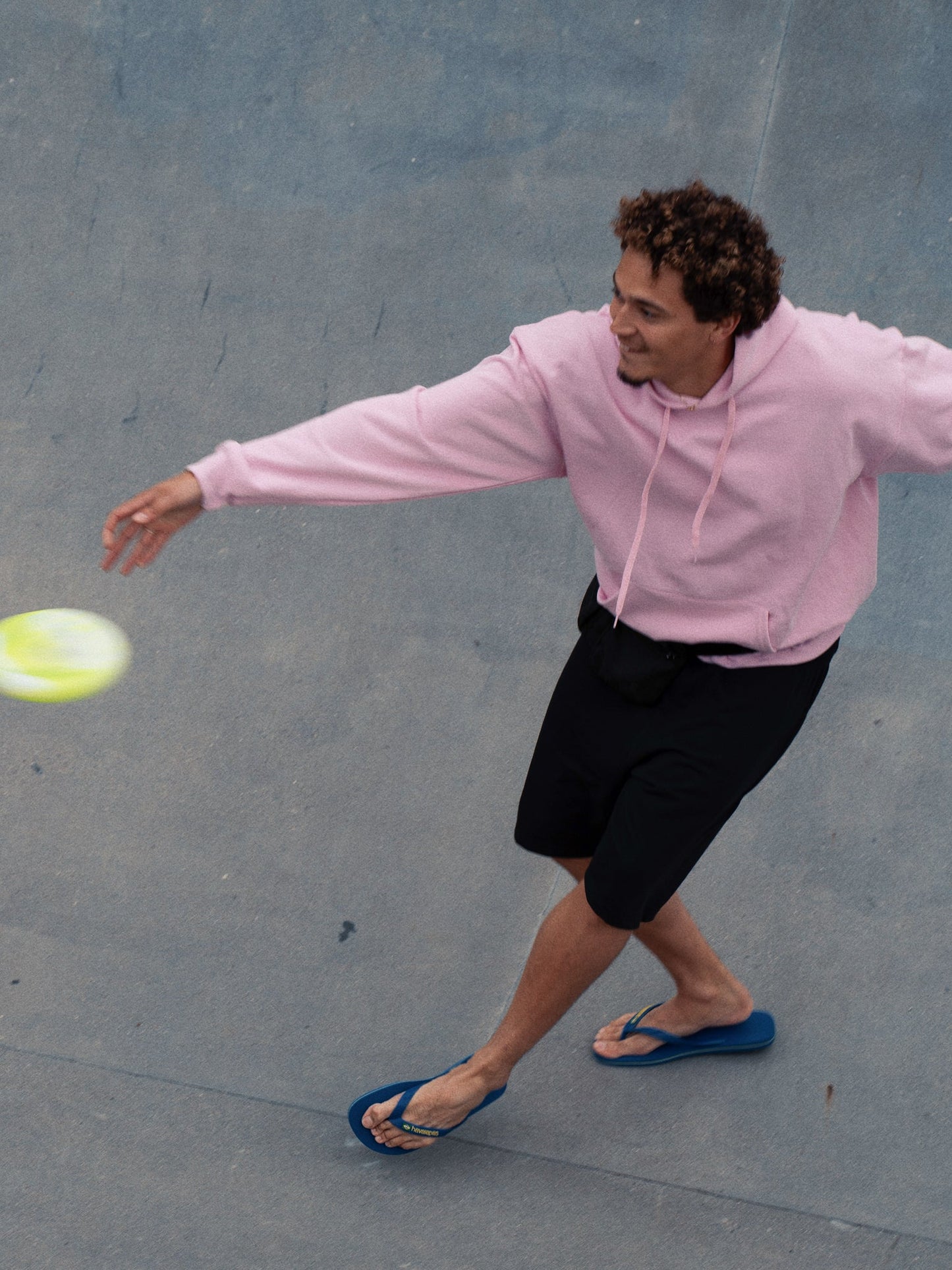 Oscar är 185 cm lång och bär storlek XL. | svart