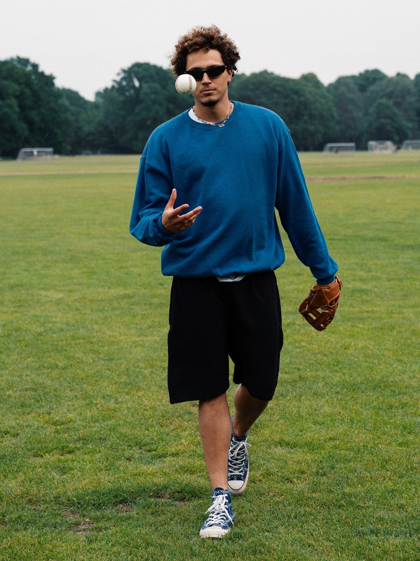 Oscar är 185 cm lång och bär storlek XL. | svart