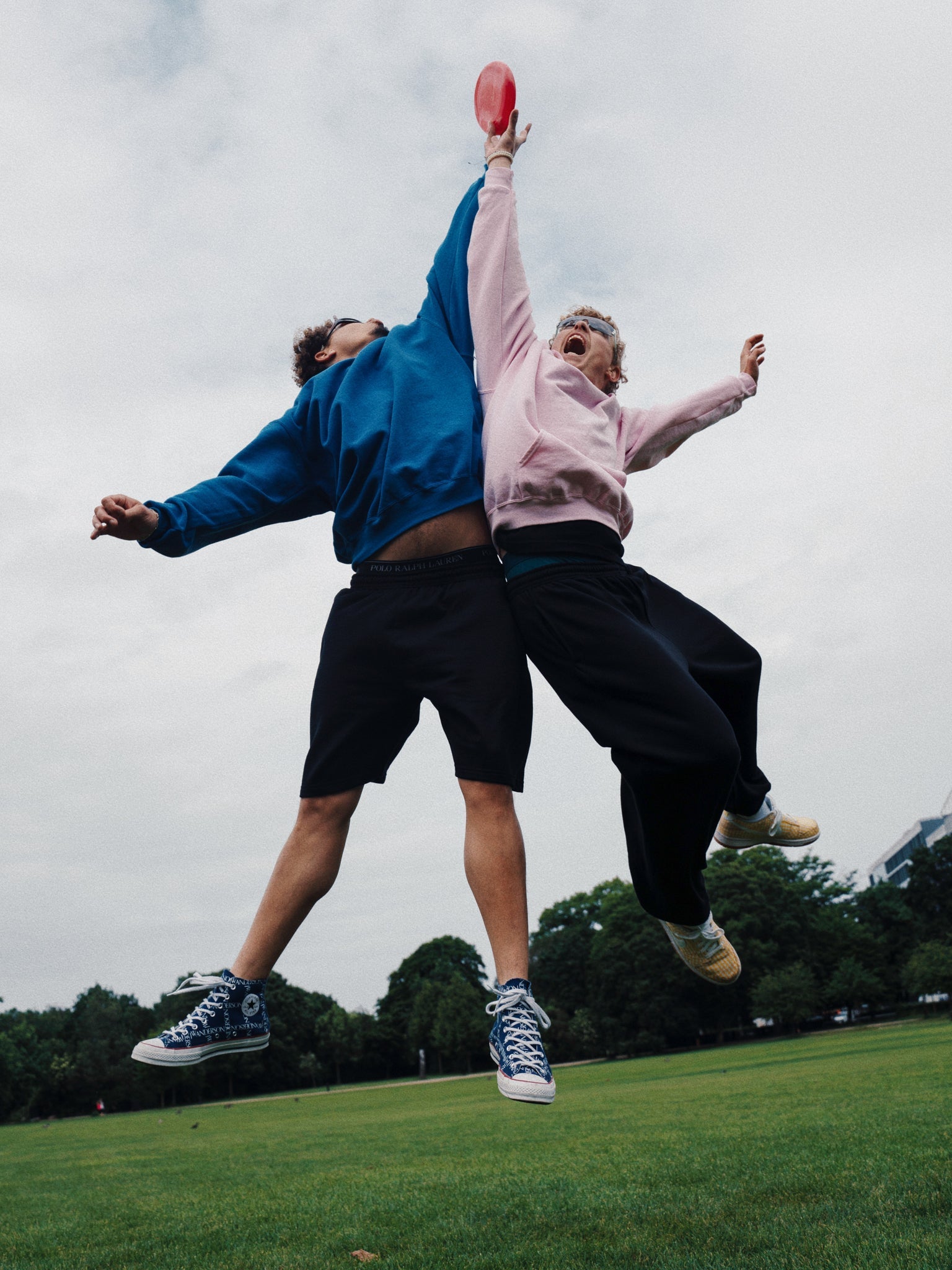 Oscar är 185 cm lång och bär storlek XL. | svart