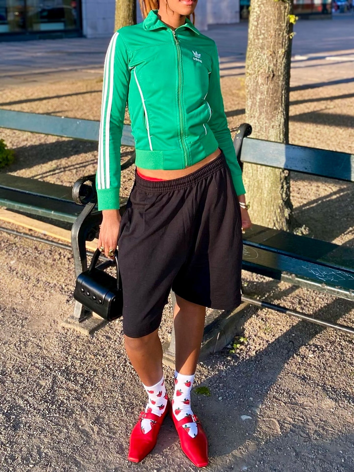 Jemimah är 174 cm lång och bär storlek L. | svart