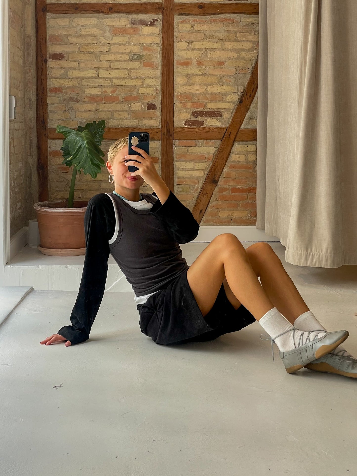 Karoline är 168 cm lång och bär storlek M. | svart