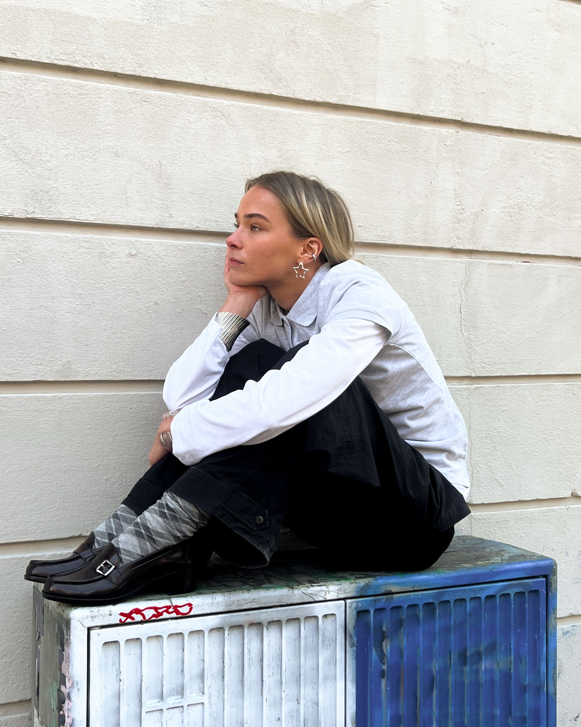 Safina är 165 cm lång och bär storlek S. | grå