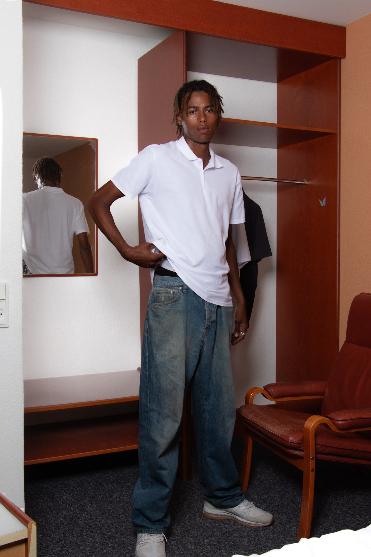 Youssouf är 189 cm lång och bär storlek L. | vit