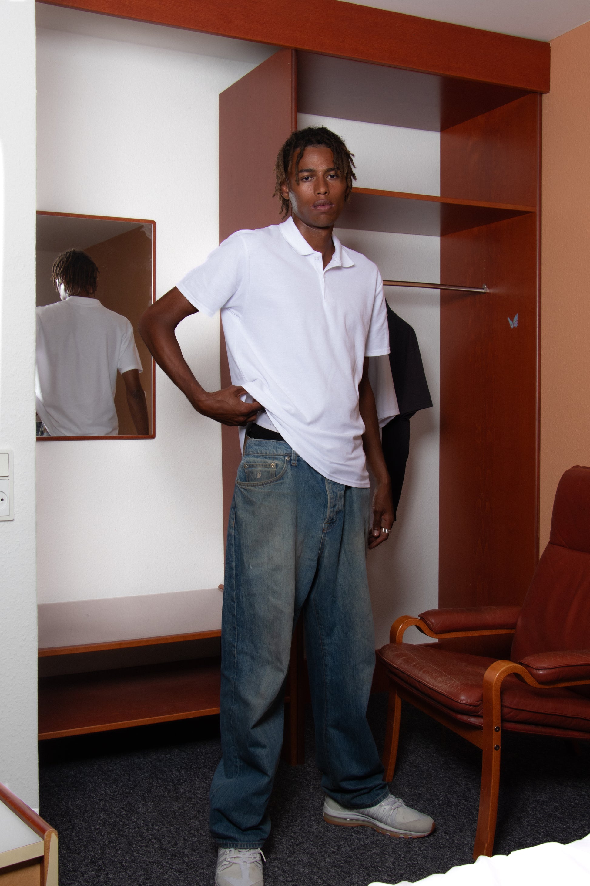 Youssouf är 189 cm lång och bär storlek L. | vit