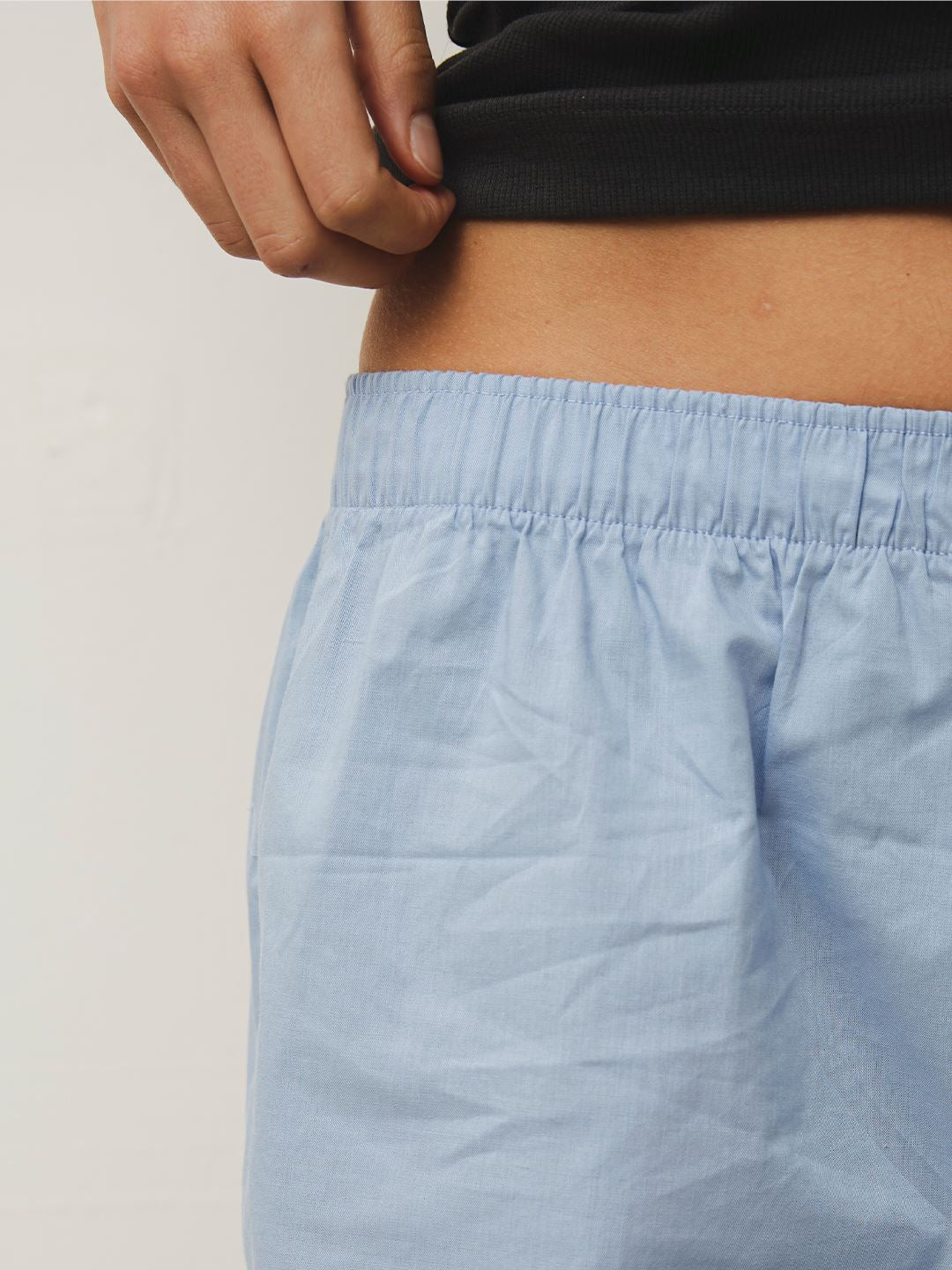 Laura är 180 cm lång och bär storlek M-L. | ljusblå