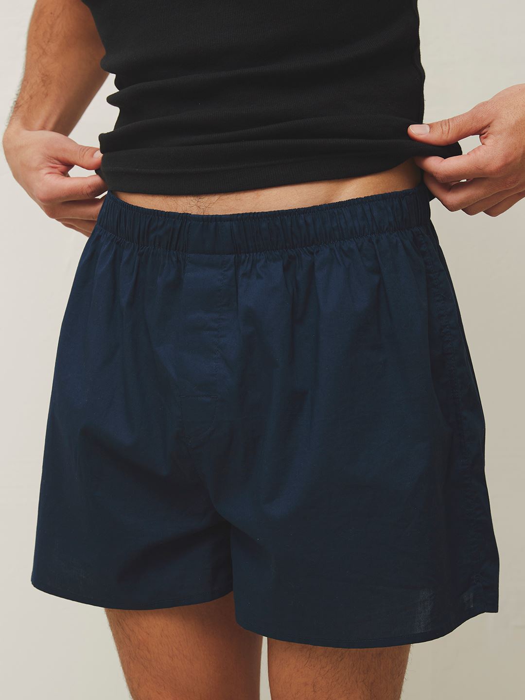 Martei är 188 cm lång och bär storlek XL-XXL. | mörkblå