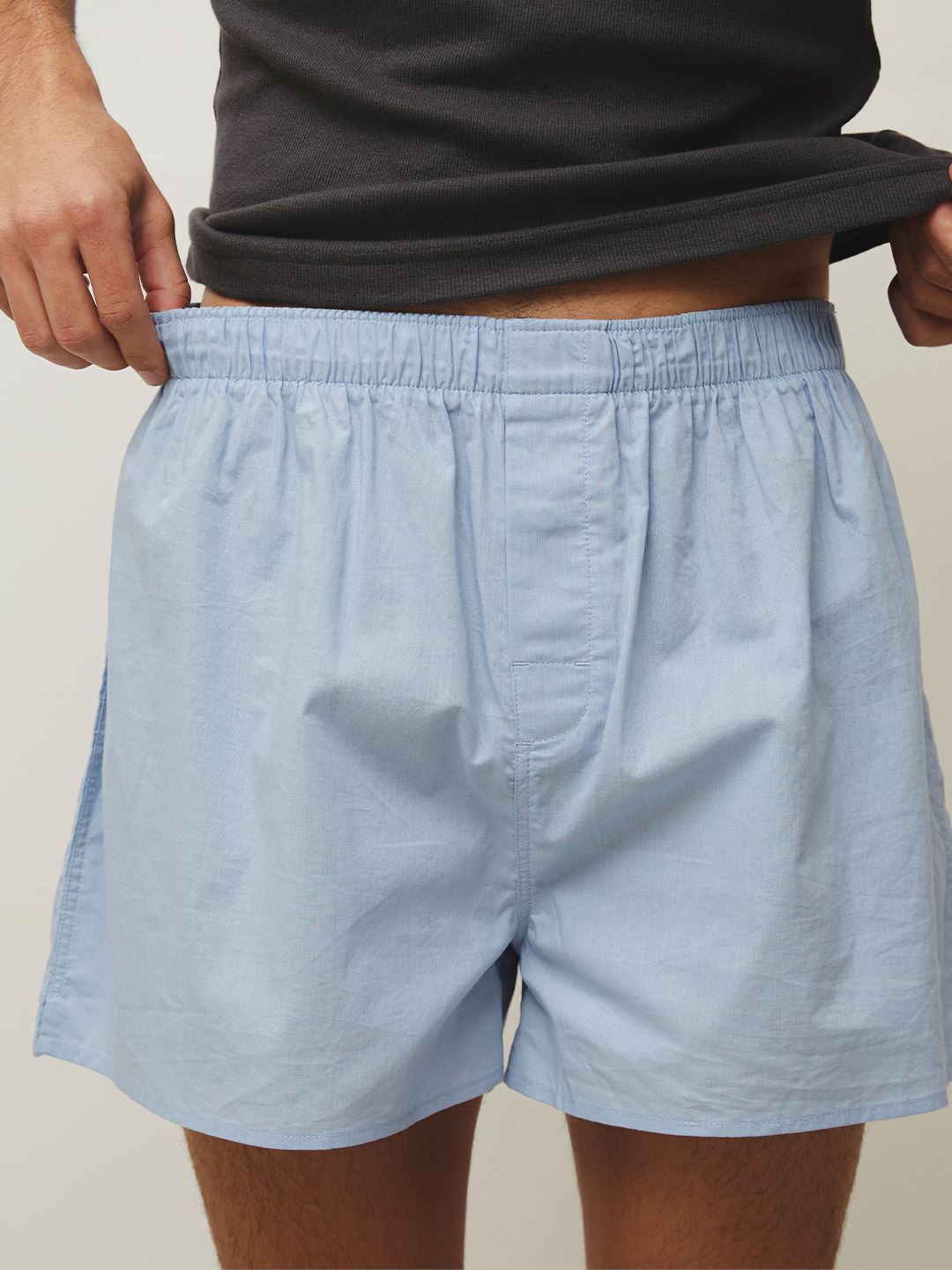 Martei är 188 cm lång och bär storlek XL-XXL. | ljusblå