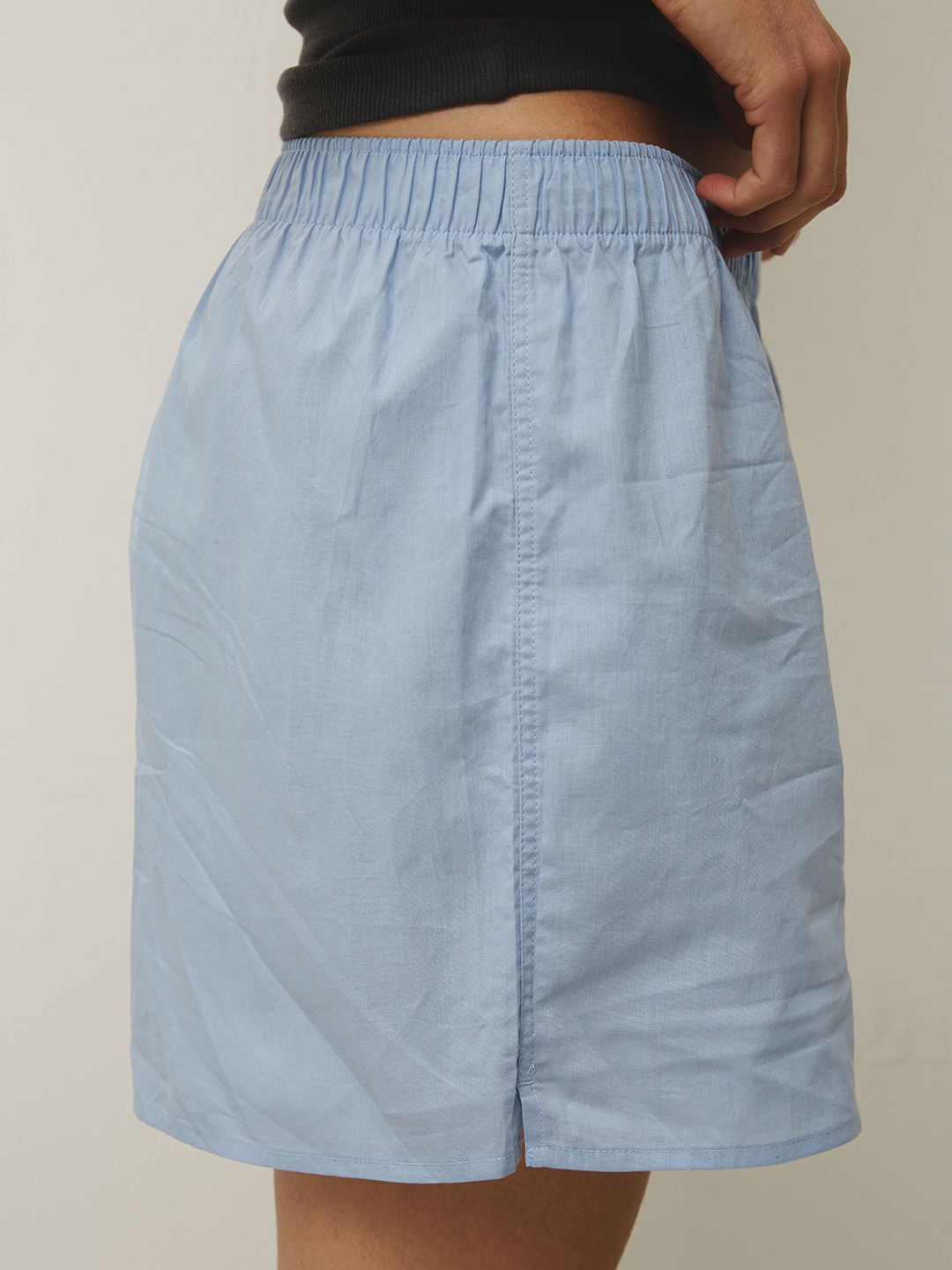 Laura är 180 cm lång och bär storlek M-L. | ljusblå