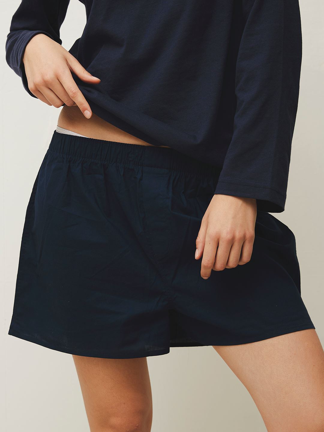 Laura är 180 cm lång och bär storlek M-L. | mörkblå