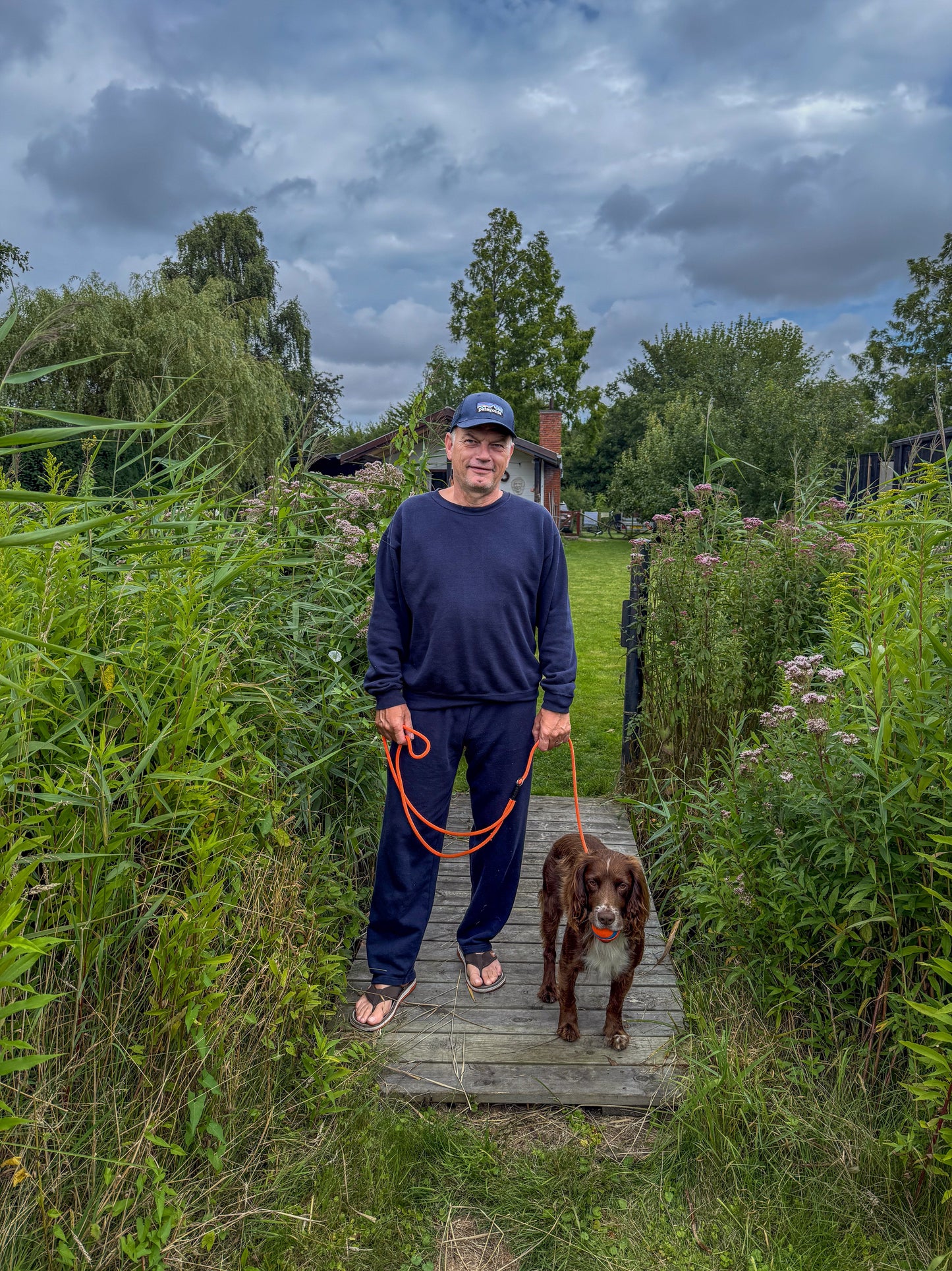 Anders är 176 cm lång och bär storlek L. | mörkblå