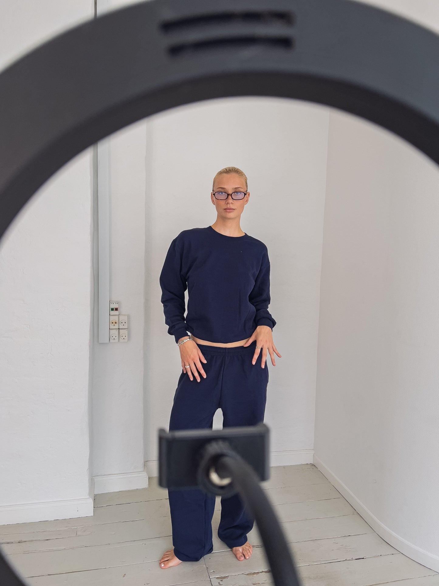 Sofia är 173 cm lång och bär storlek M. | mörkblå