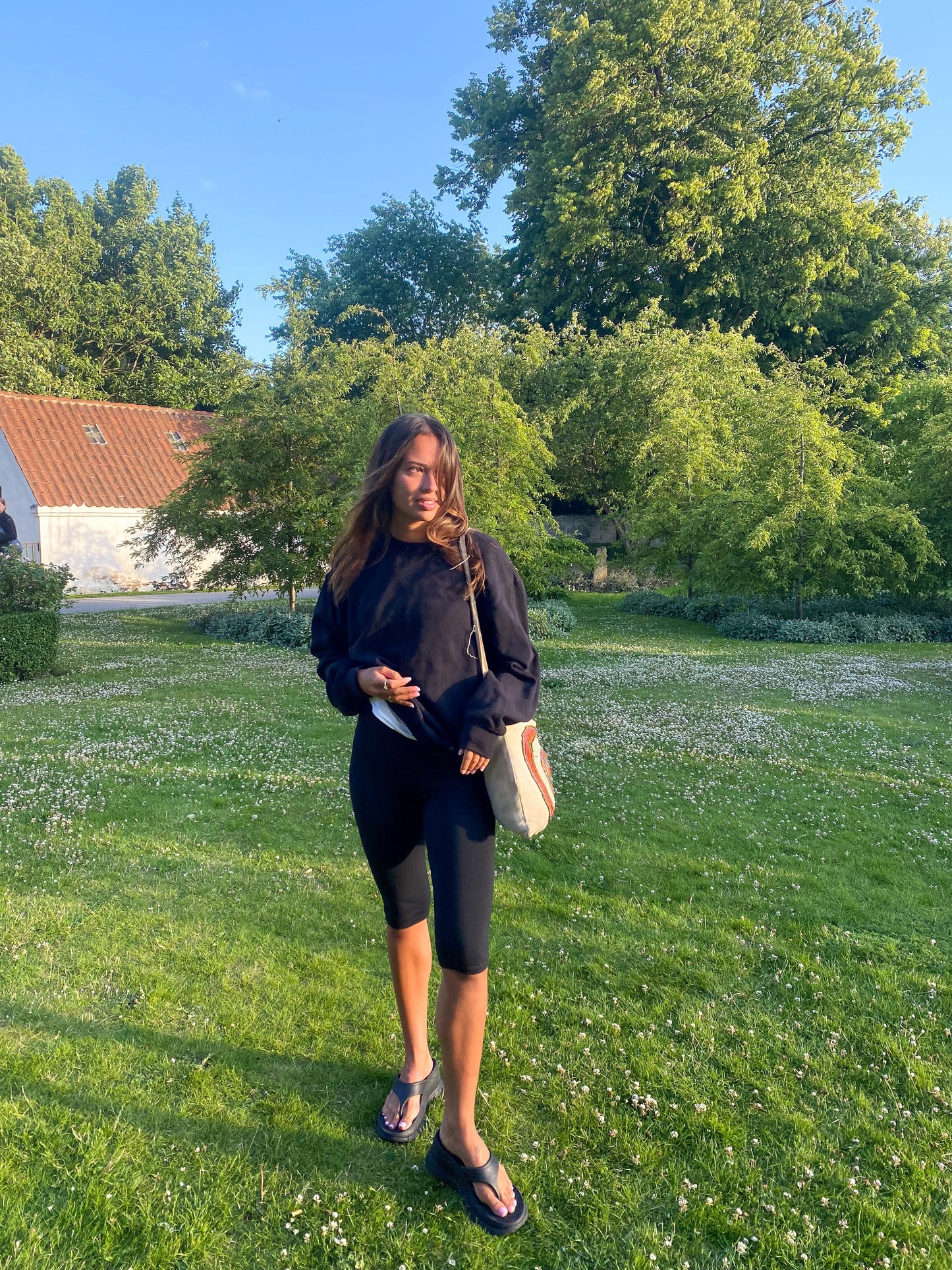 Nadia är 170 cm lång och bär storlek L. | svart