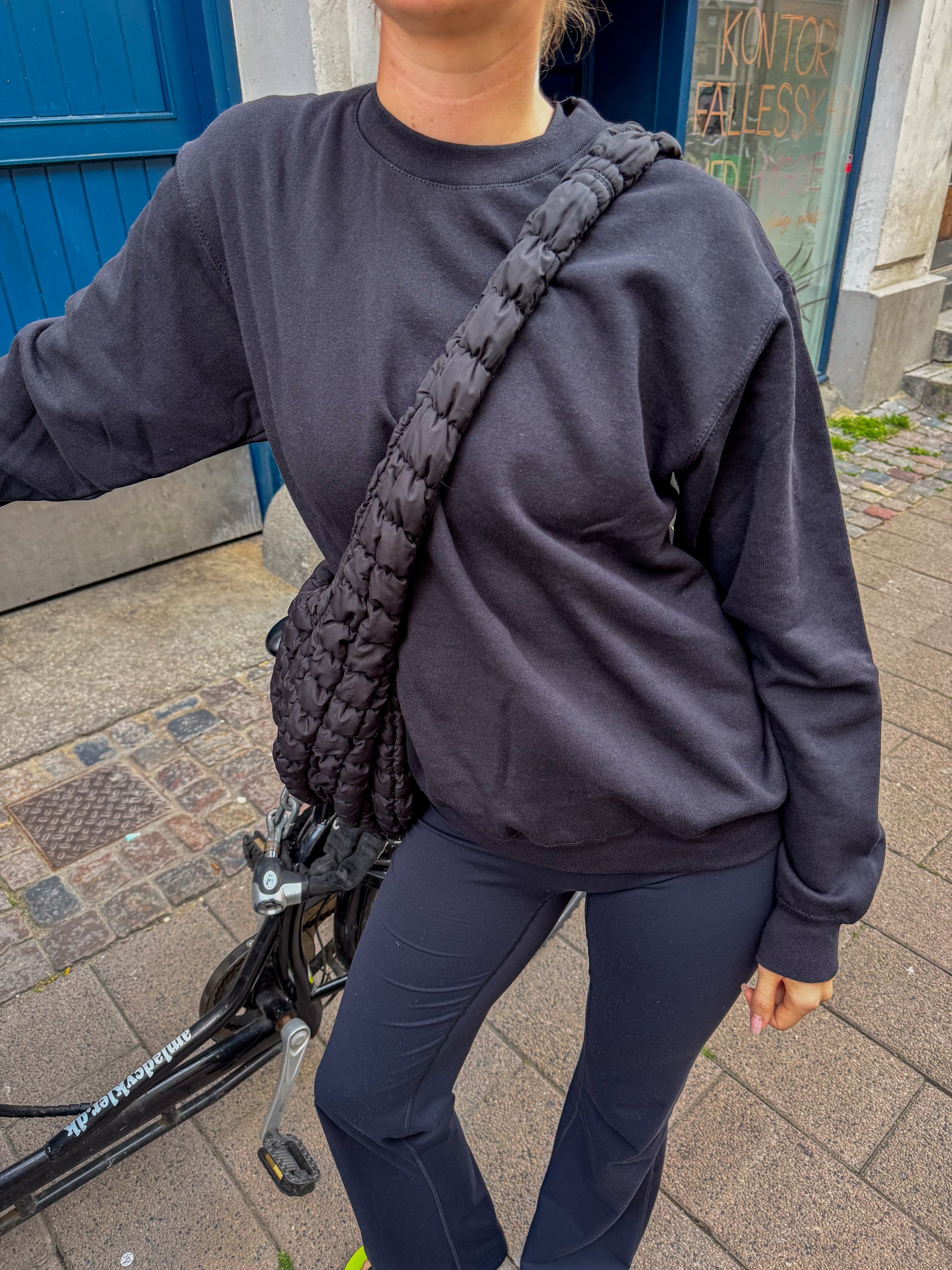 Rose är 175 cm lång och bär storlek M. | svart