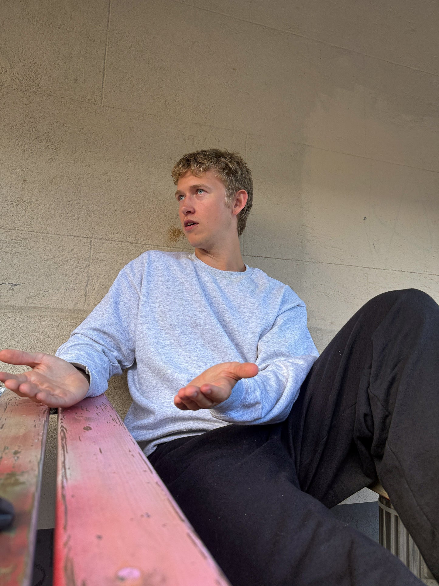 Peter är 188 cm lång och bär storlek L. | grå