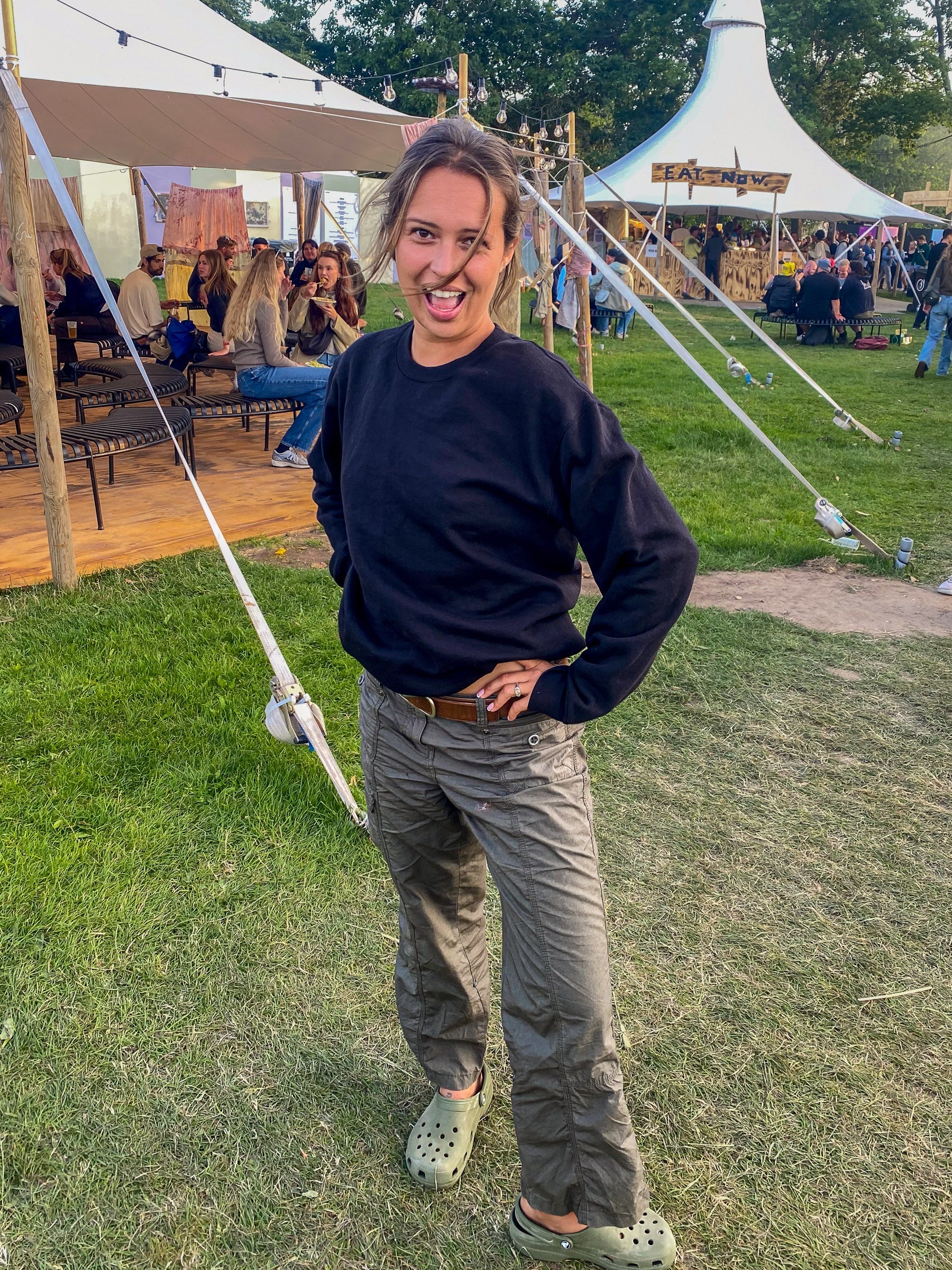 Nadia är 170 cm lång och bär storlek M. | svart