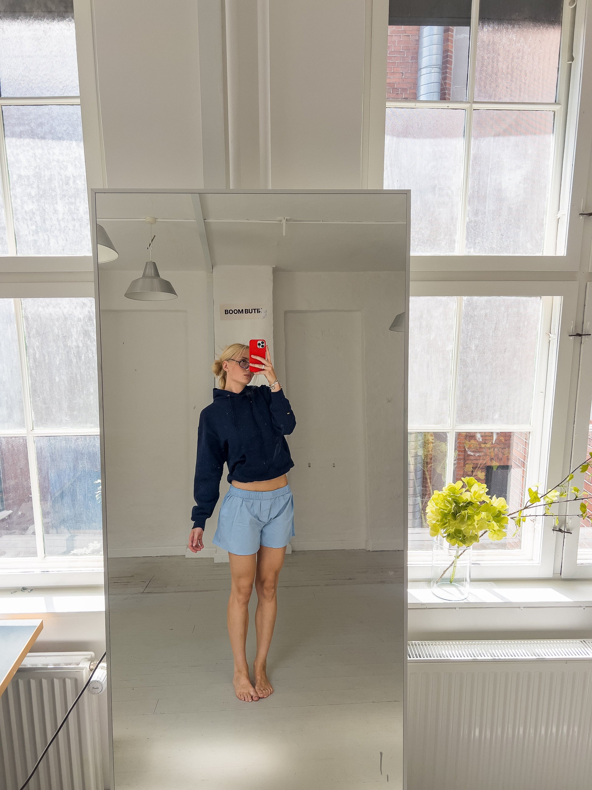 Sofia är 183 cm lång och bär storlek M. | mörkblå