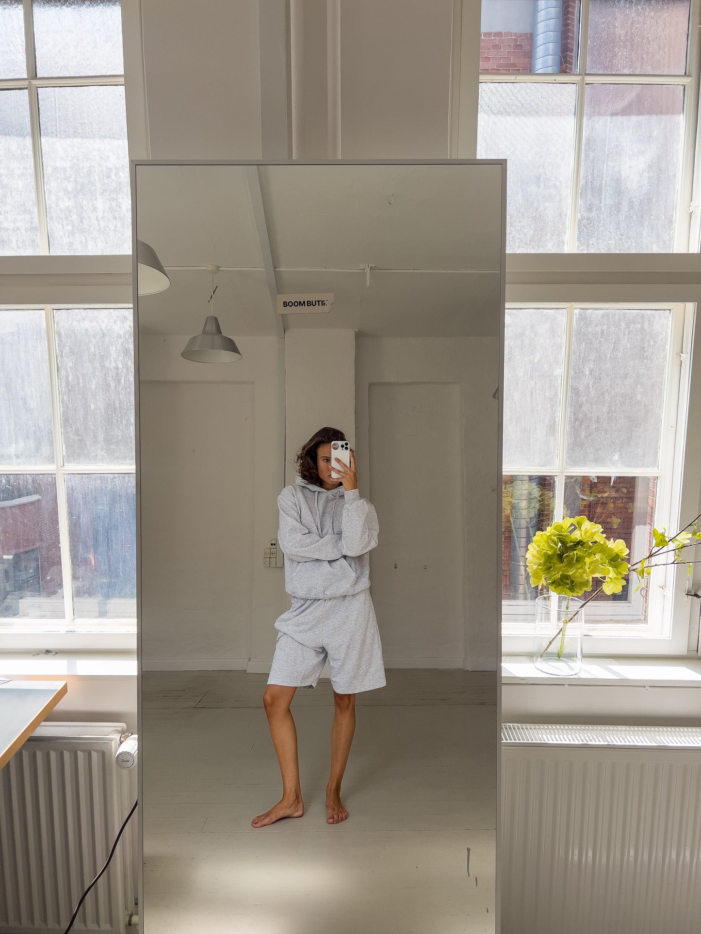 Emma är 173 cm lång och bär storlek M. | grå