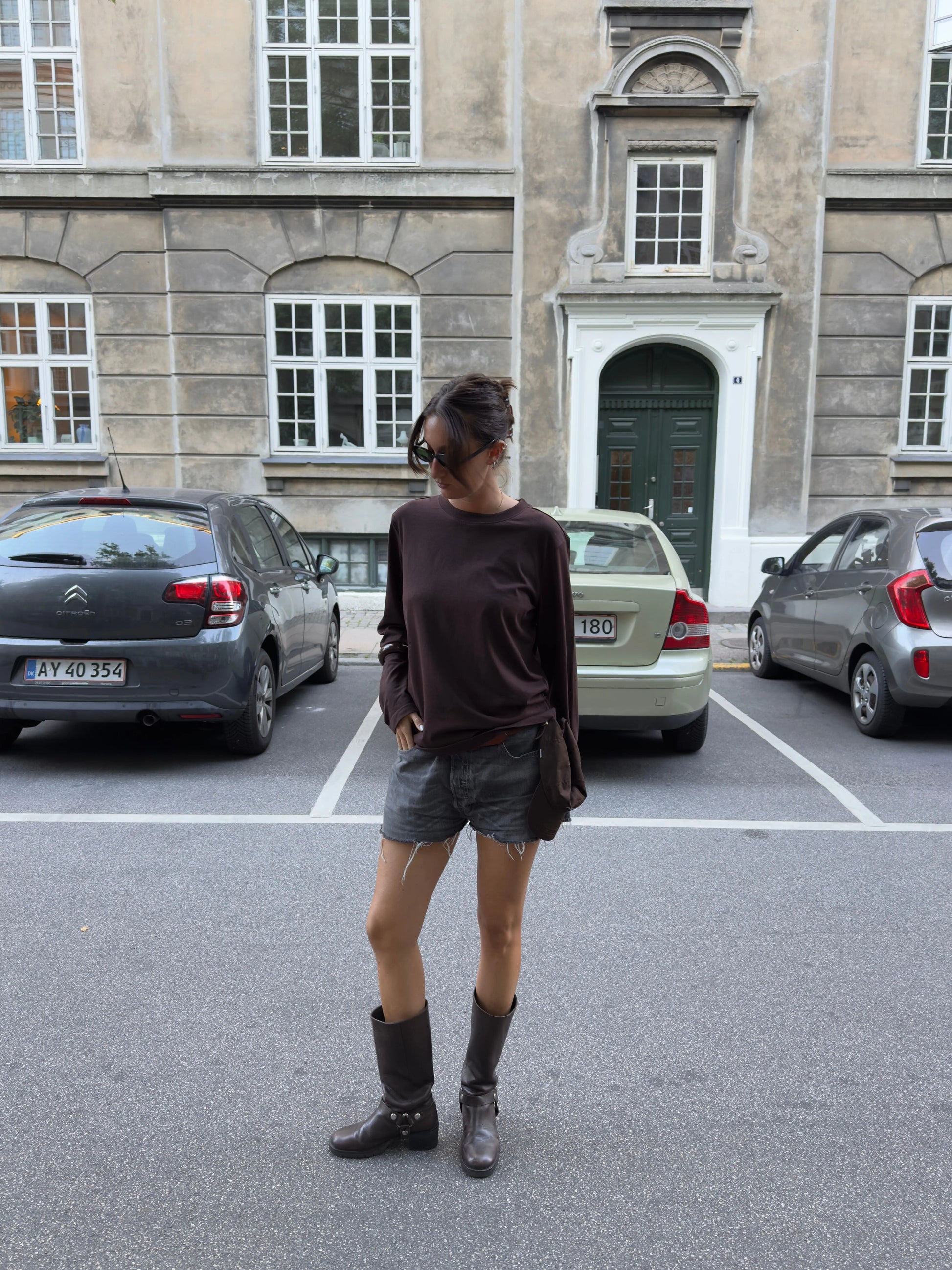 Rose är 176 cm lång och bär storlek M. | mörkbrun