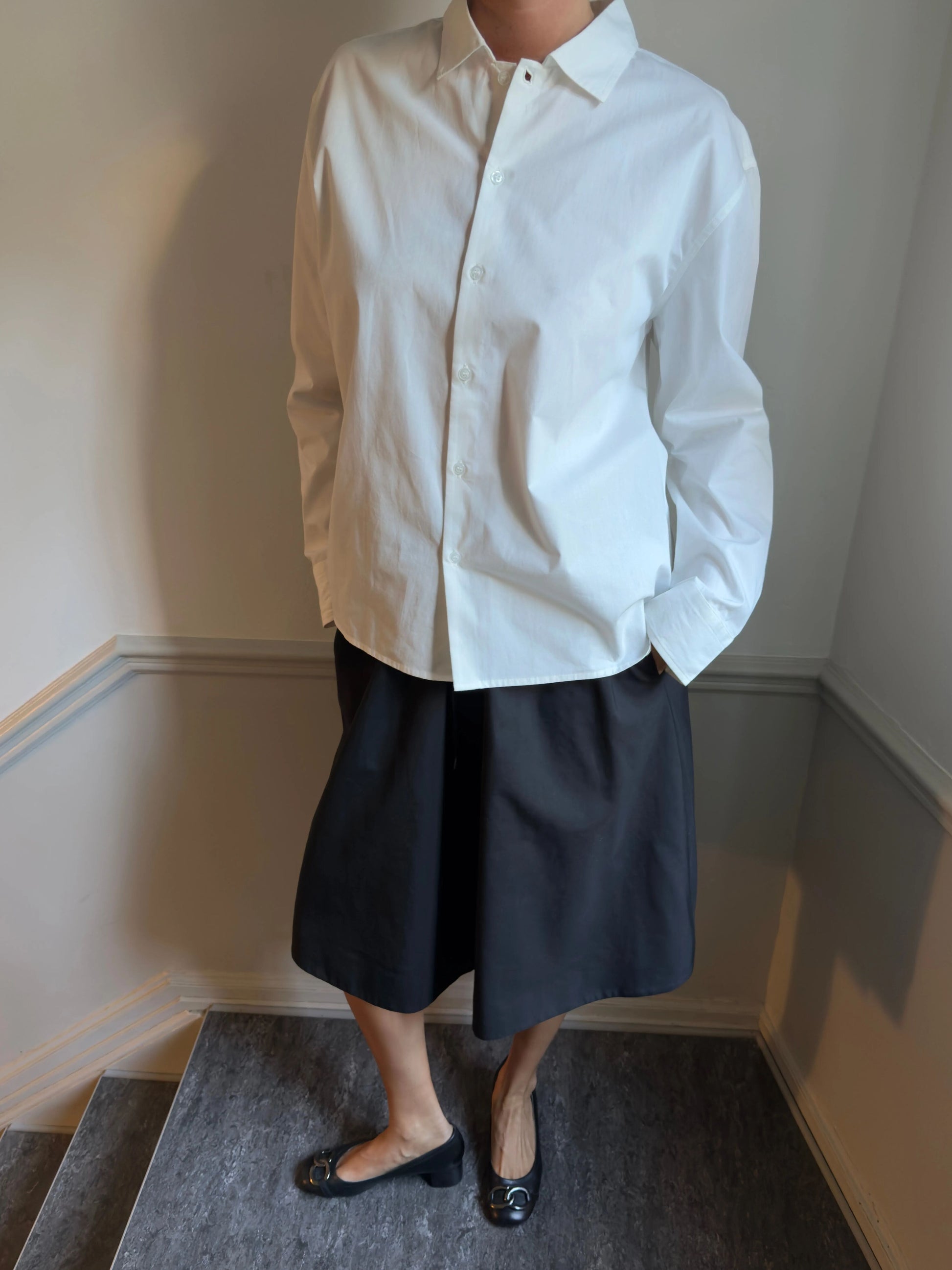 Rose är 176 cm lång och bär storlek M. | vit