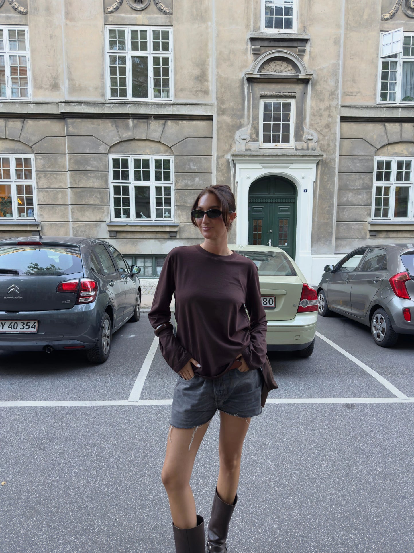 Rose är 176 cm lång och bär storlek M. | mörkbrun