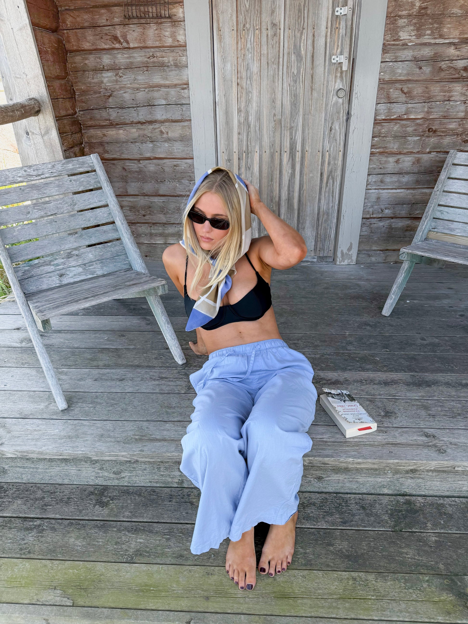 Judith är 160 cm lång och bär storlek XS. | ljusblå