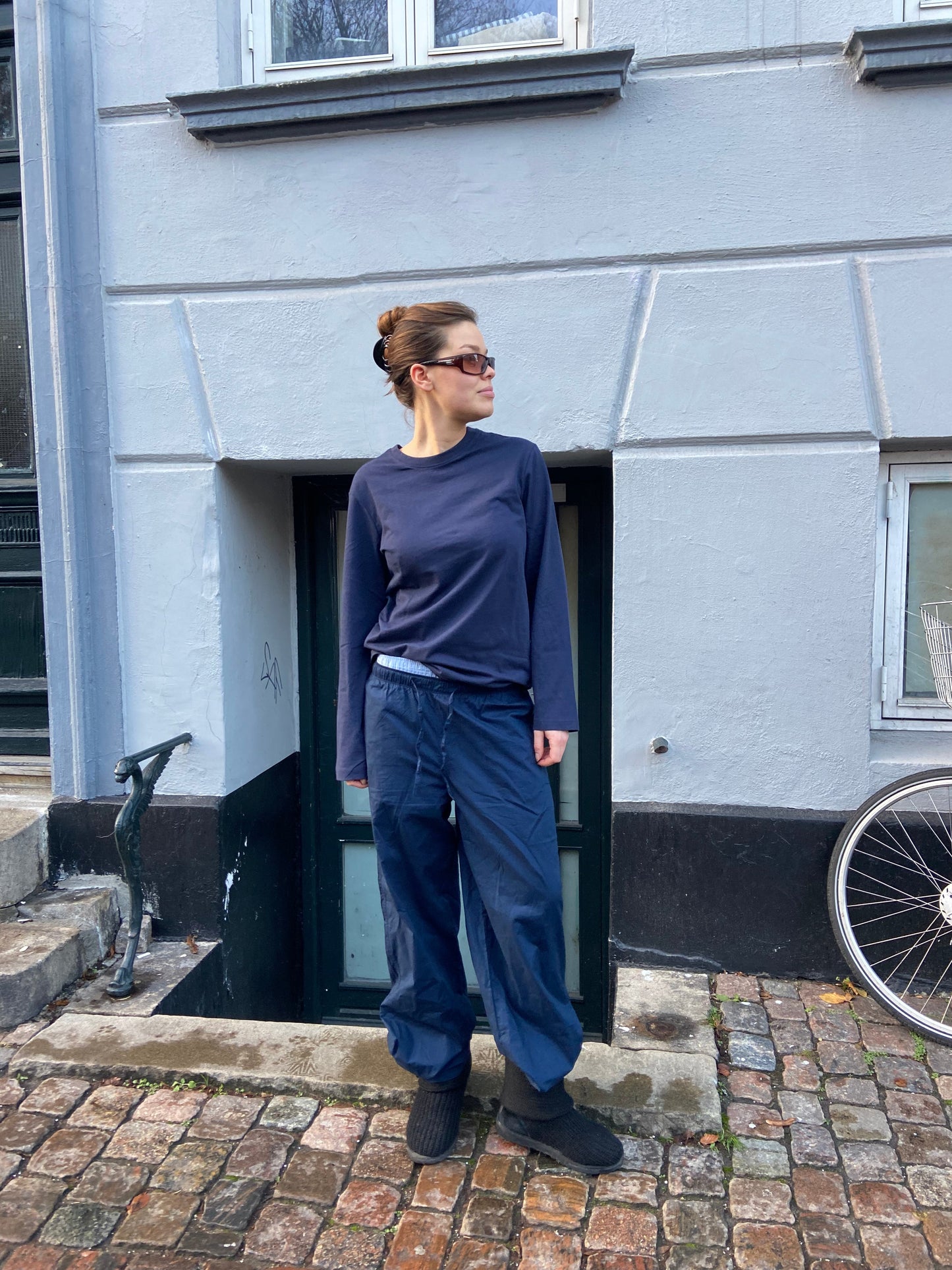 Charlotte är 178 cm lång och bär storlek M. | mörkblå