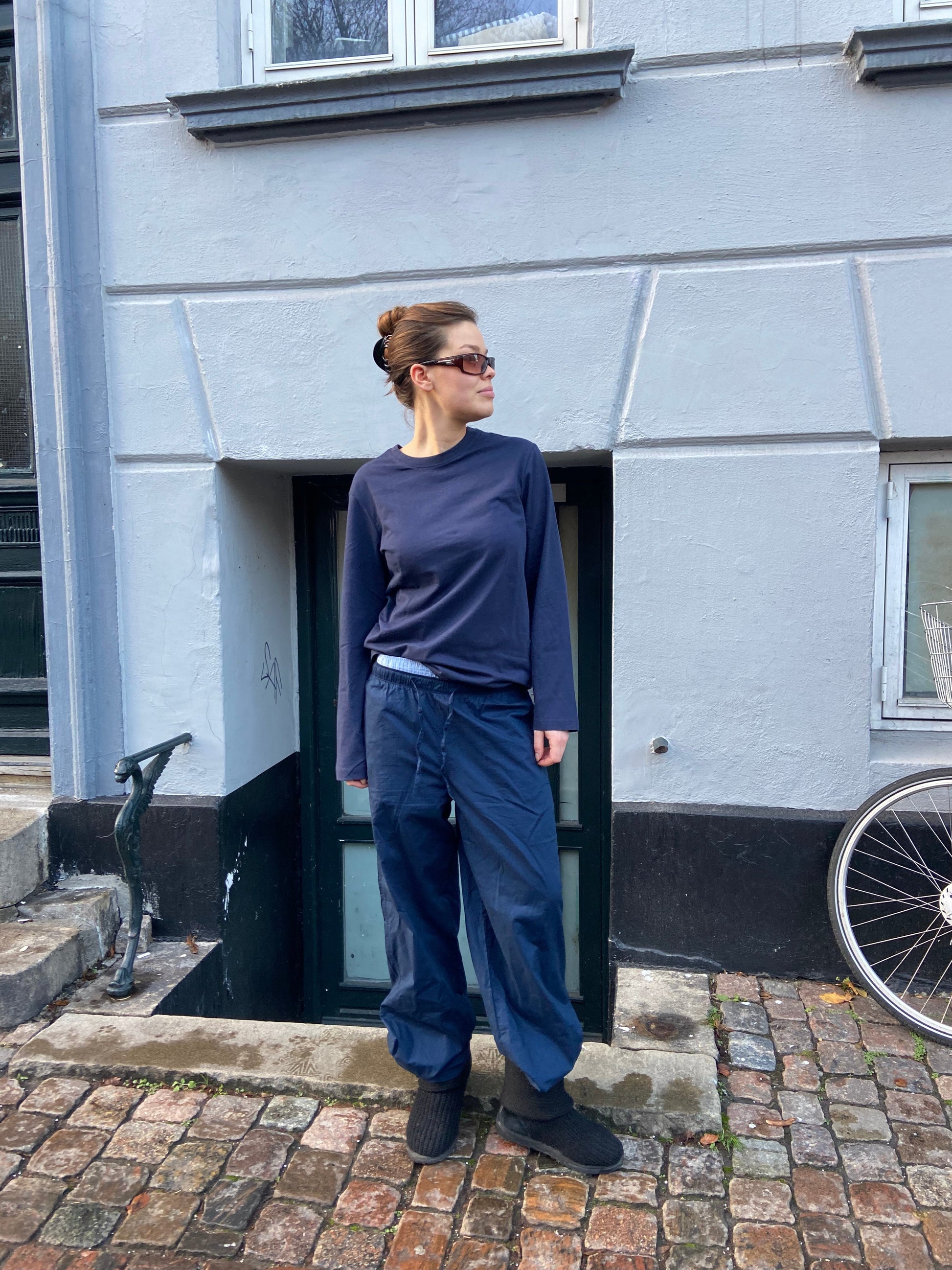 Charlotte är 178 cm lång och bär storlek M. | mörkblå