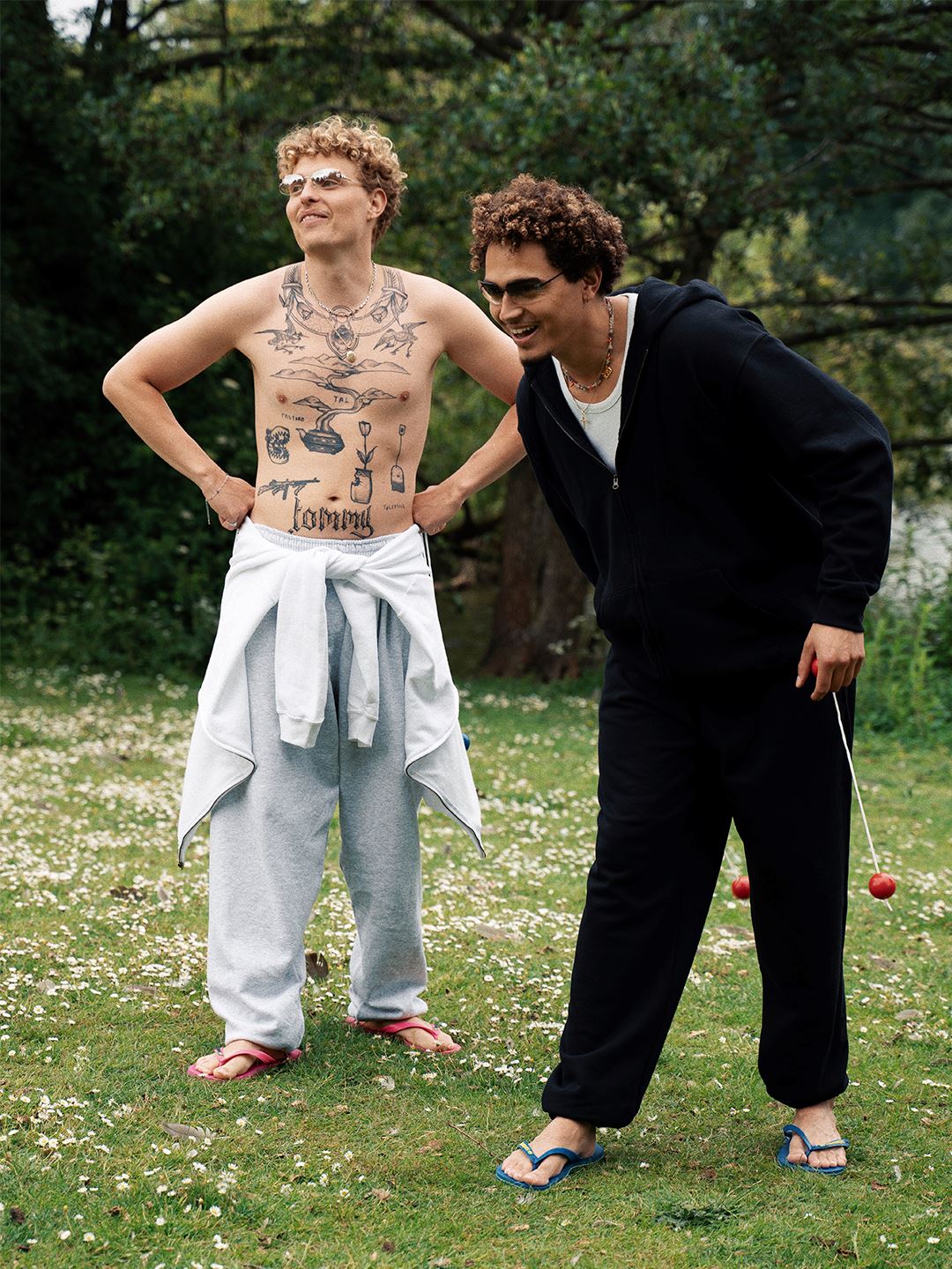 Thomas är 177 cm lång och bär storlek XL. | med grå