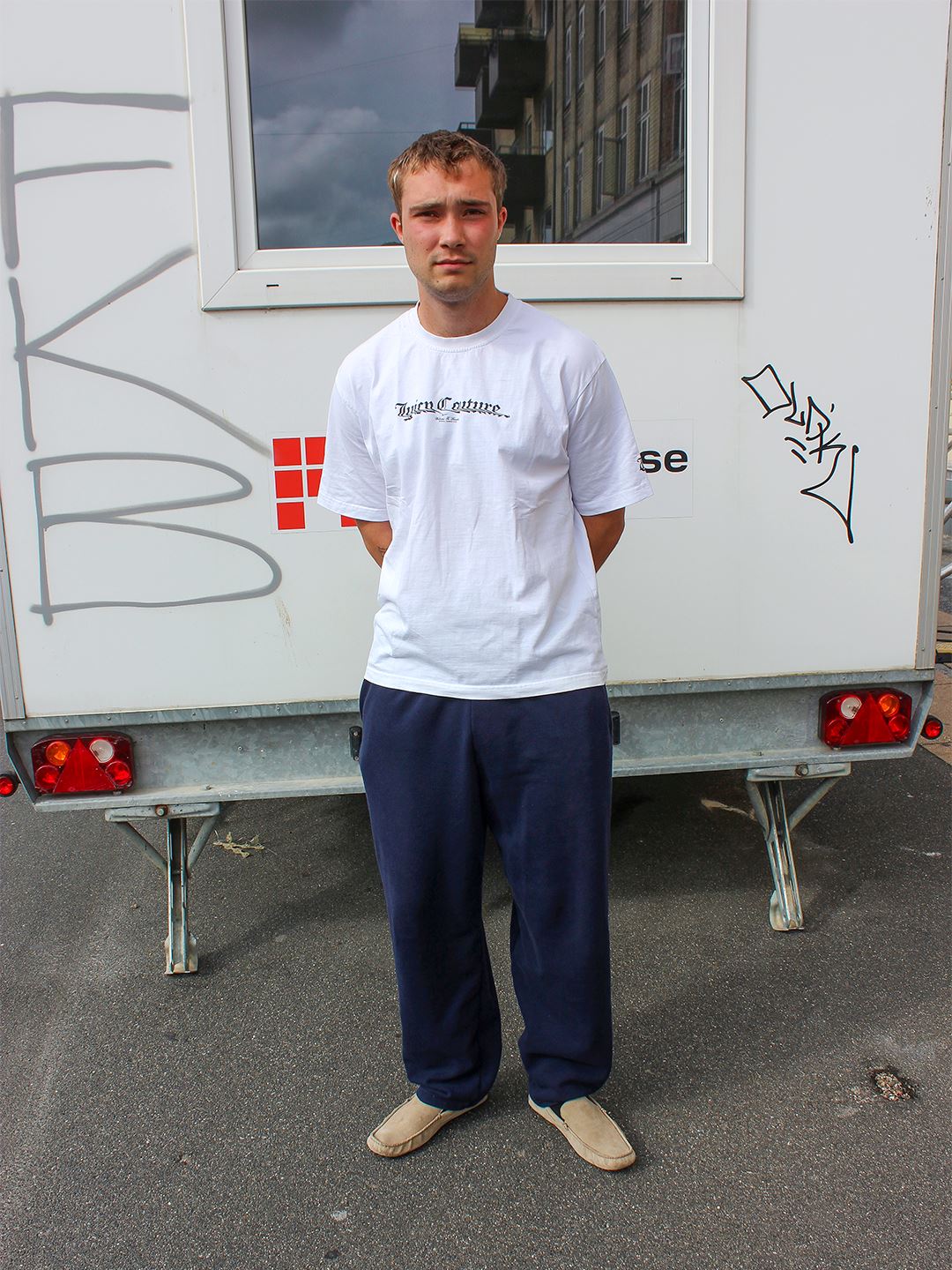 Tim är 185 cm lång och bär storlek L | utan mörkblå