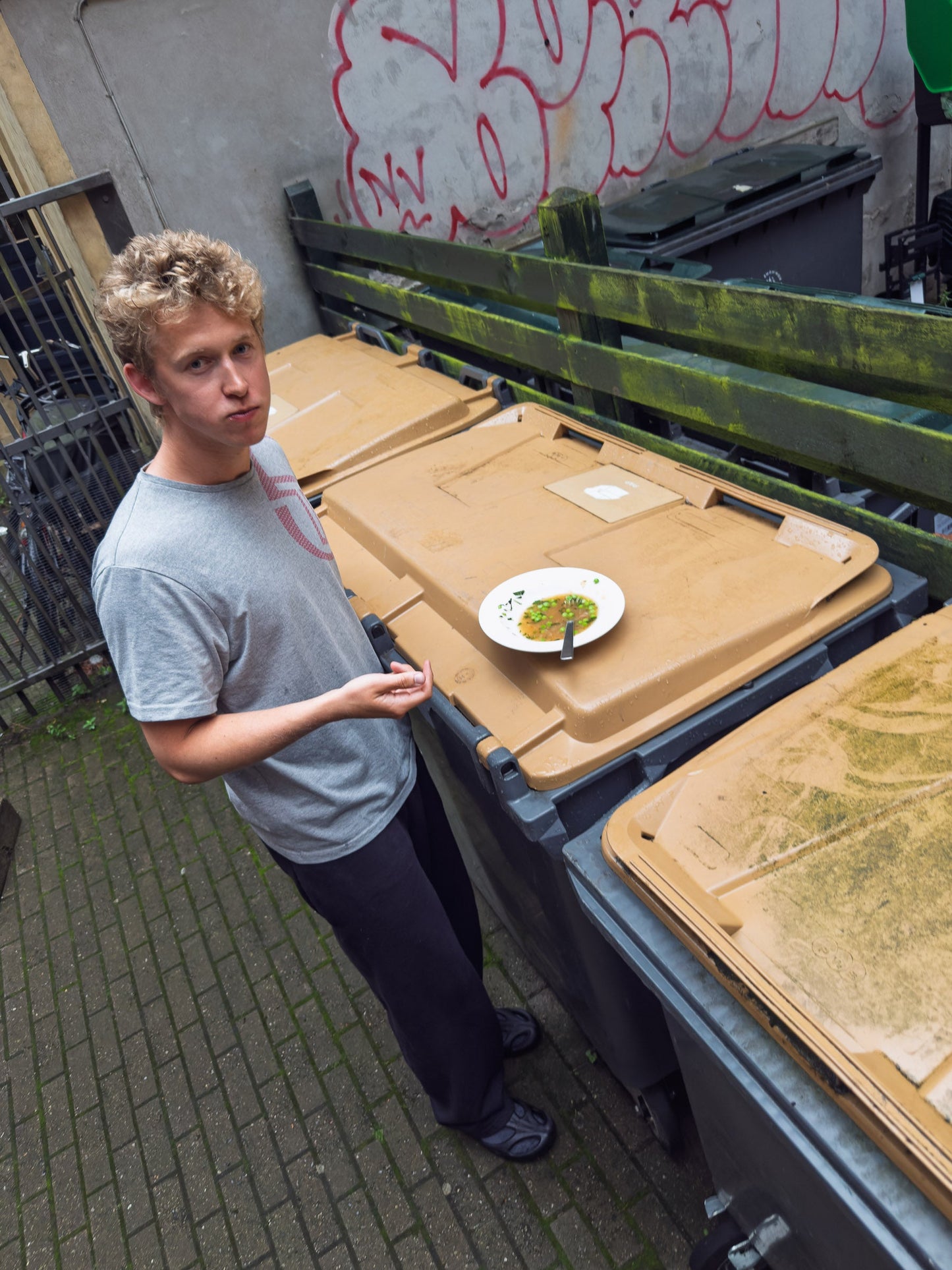 Peter är 188 cm lång och bär storlek L. | utan svart